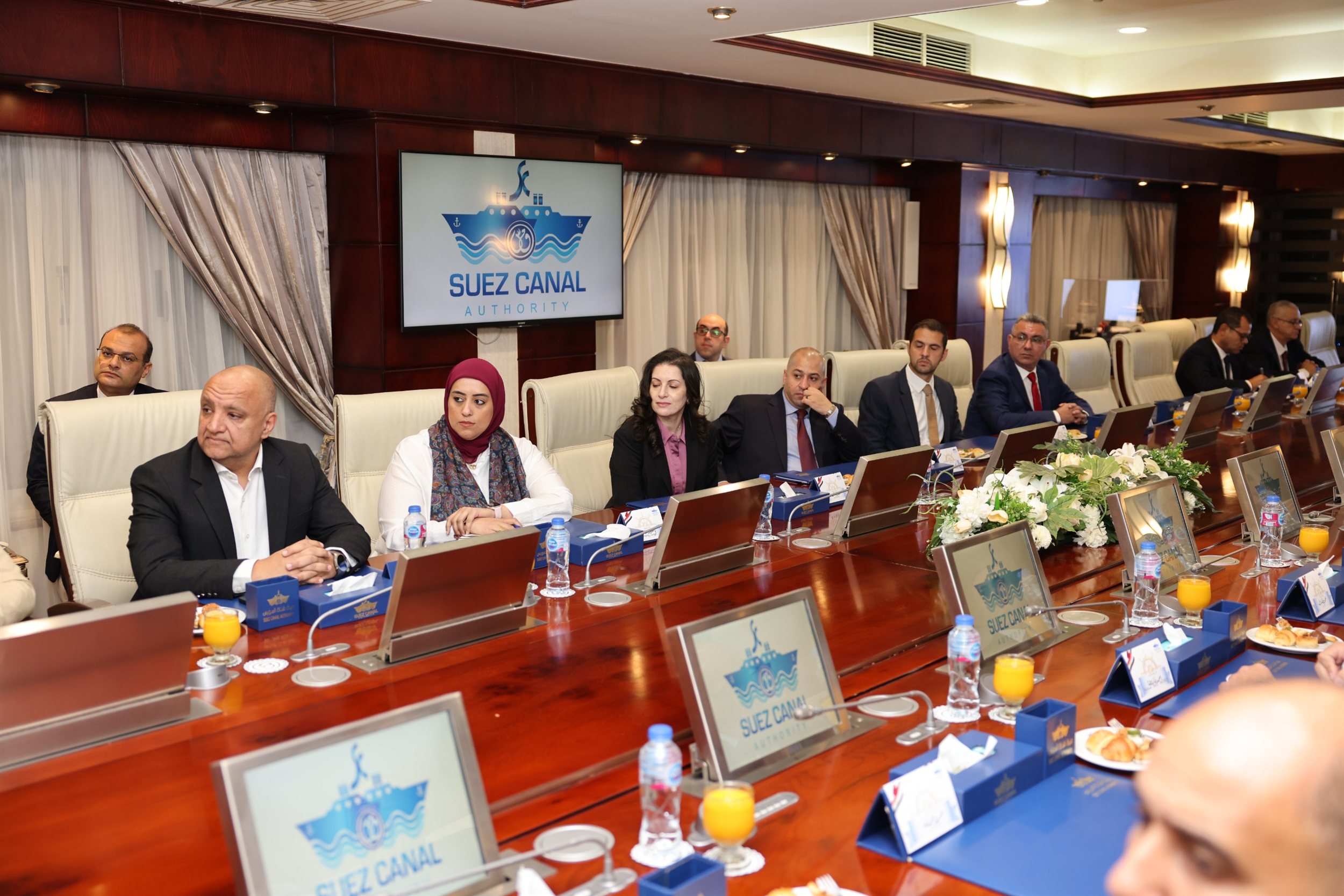 أسامة ربيع مع ممثلي 20 جهة من الخطوط والتوكيلات الملاحية