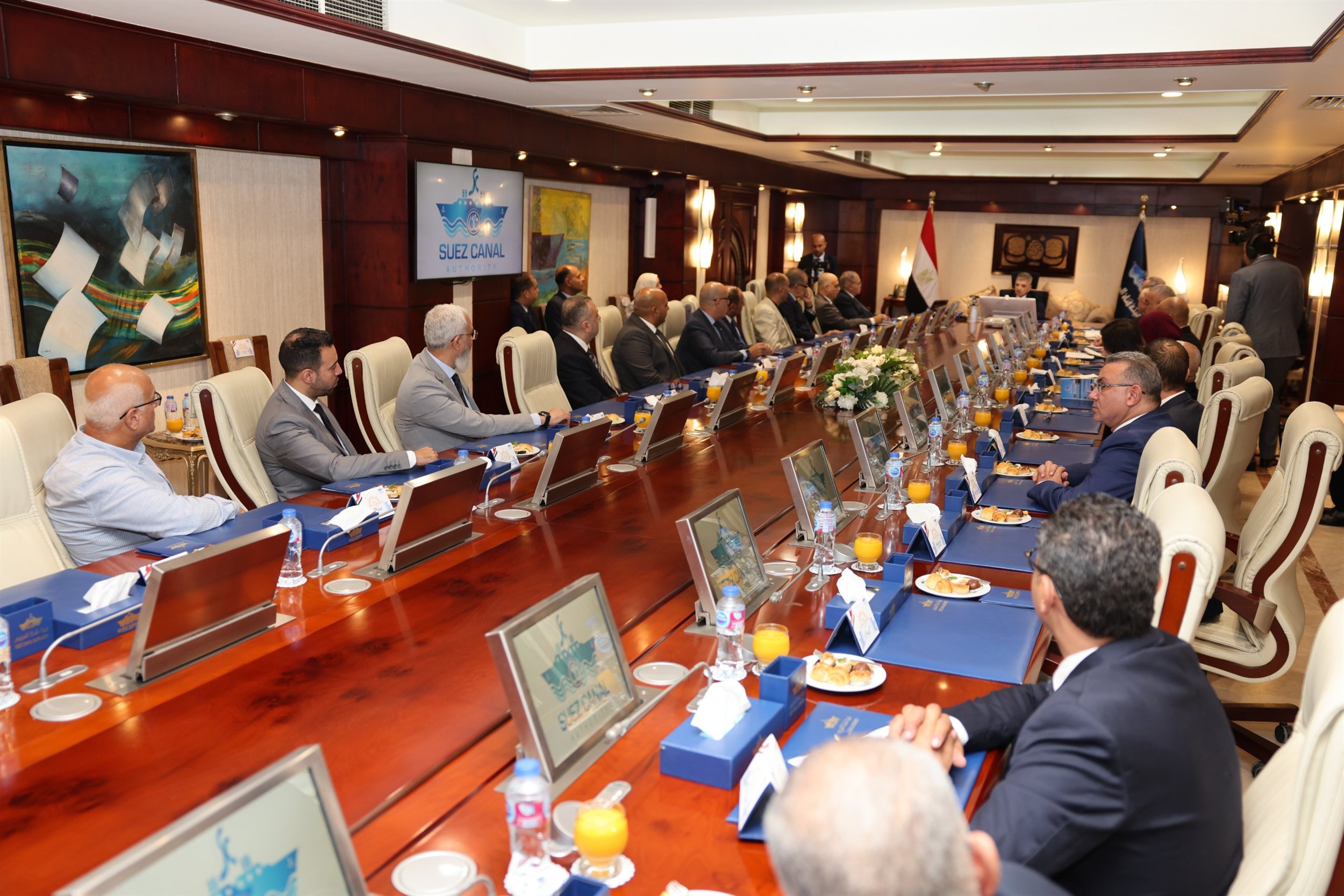 أسامة ربيع مع ممثلي 20 جهة من الخطوط والتوكيلات الملاحية