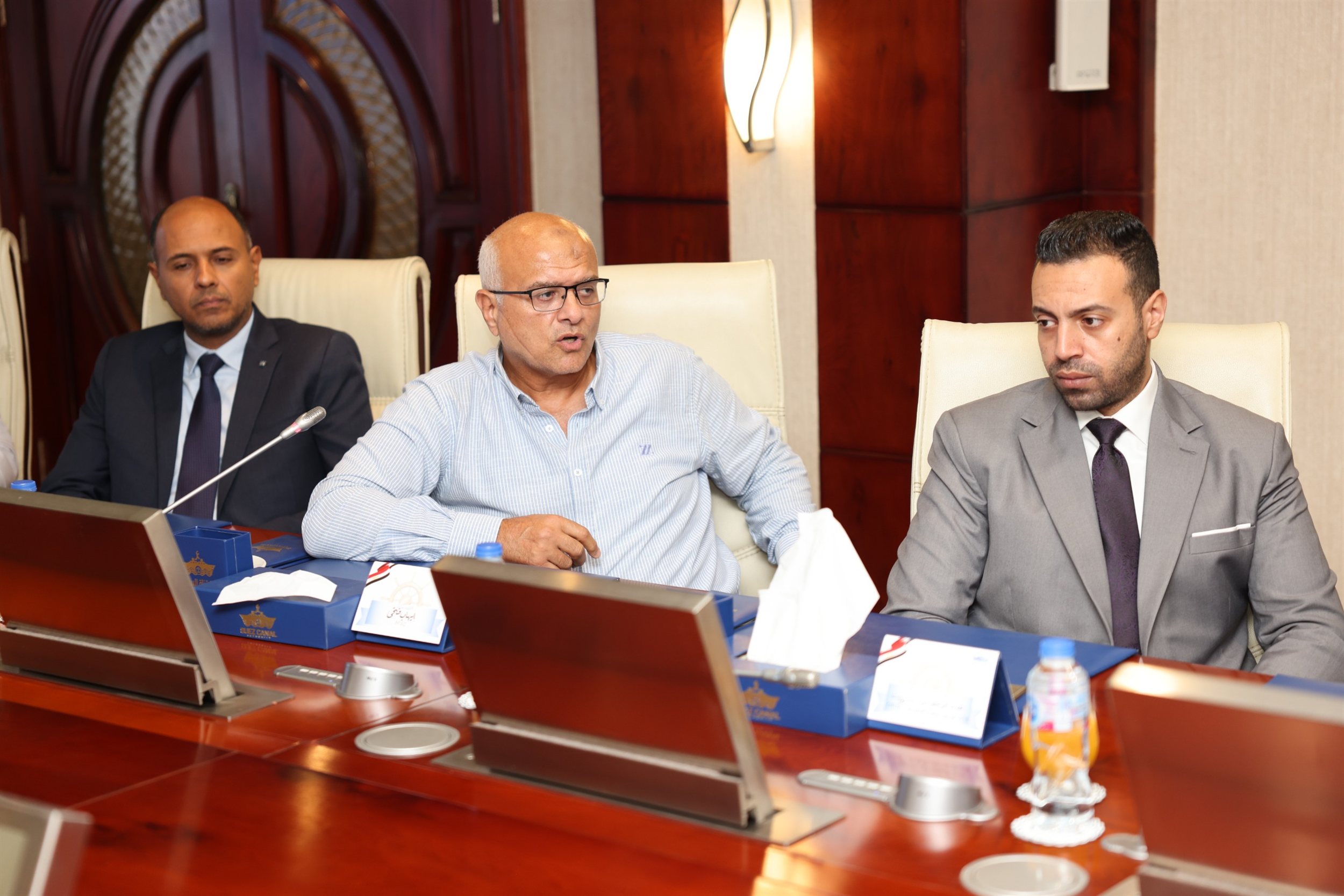 أسامة ربيع مع ممثلي 20 جهة من الخطوط والتوكيلات الملاحية