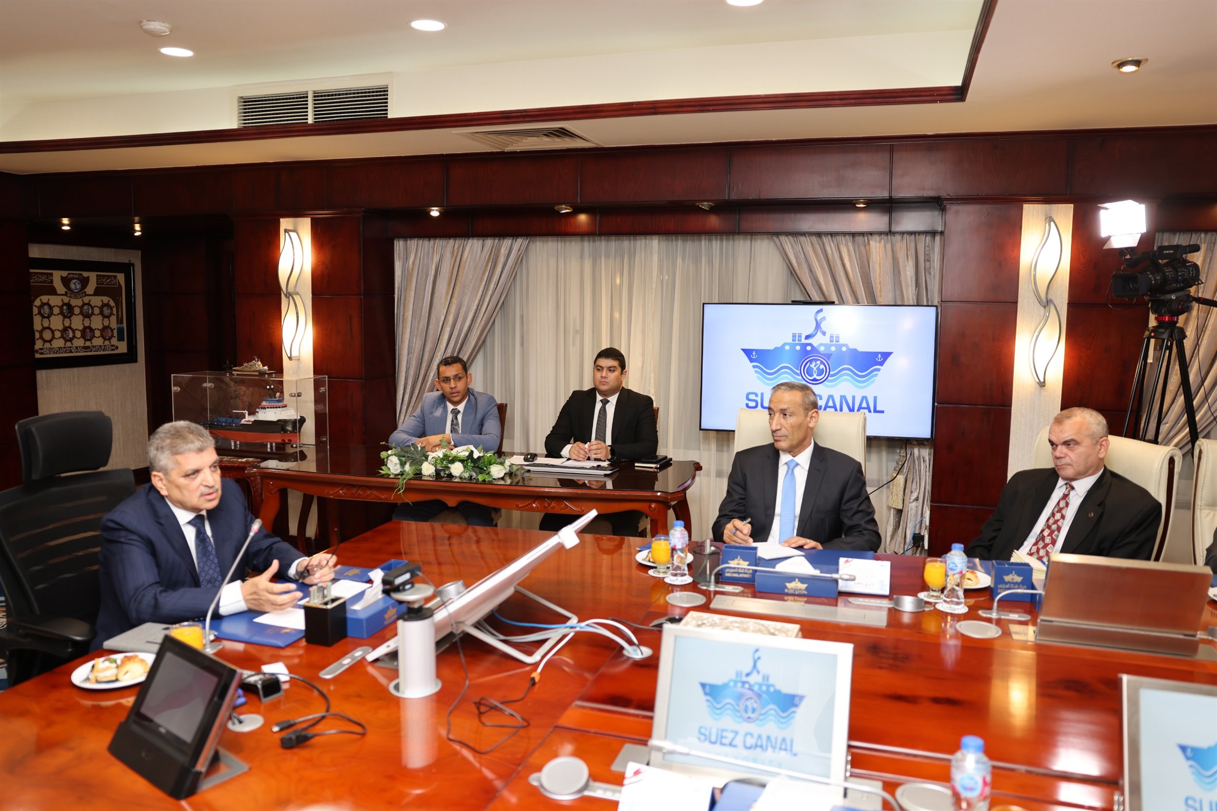 أسامة ربيع مع ممثلي 20 جهة من الخطوط والتوكيلات الملاحية