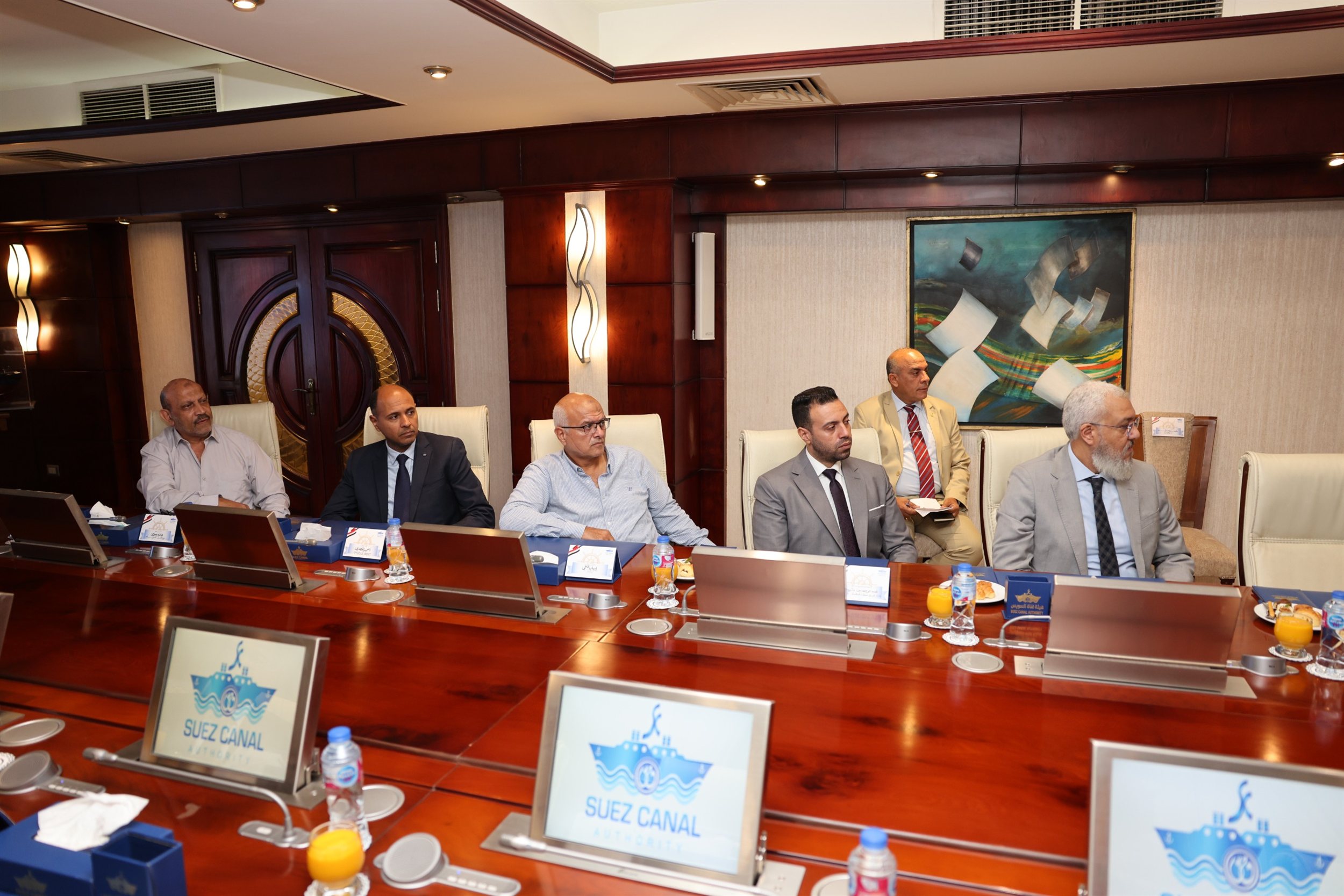 أسامة ربيع مع ممثلي 20 جهة من الخطوط والتوكيلات الملاحية