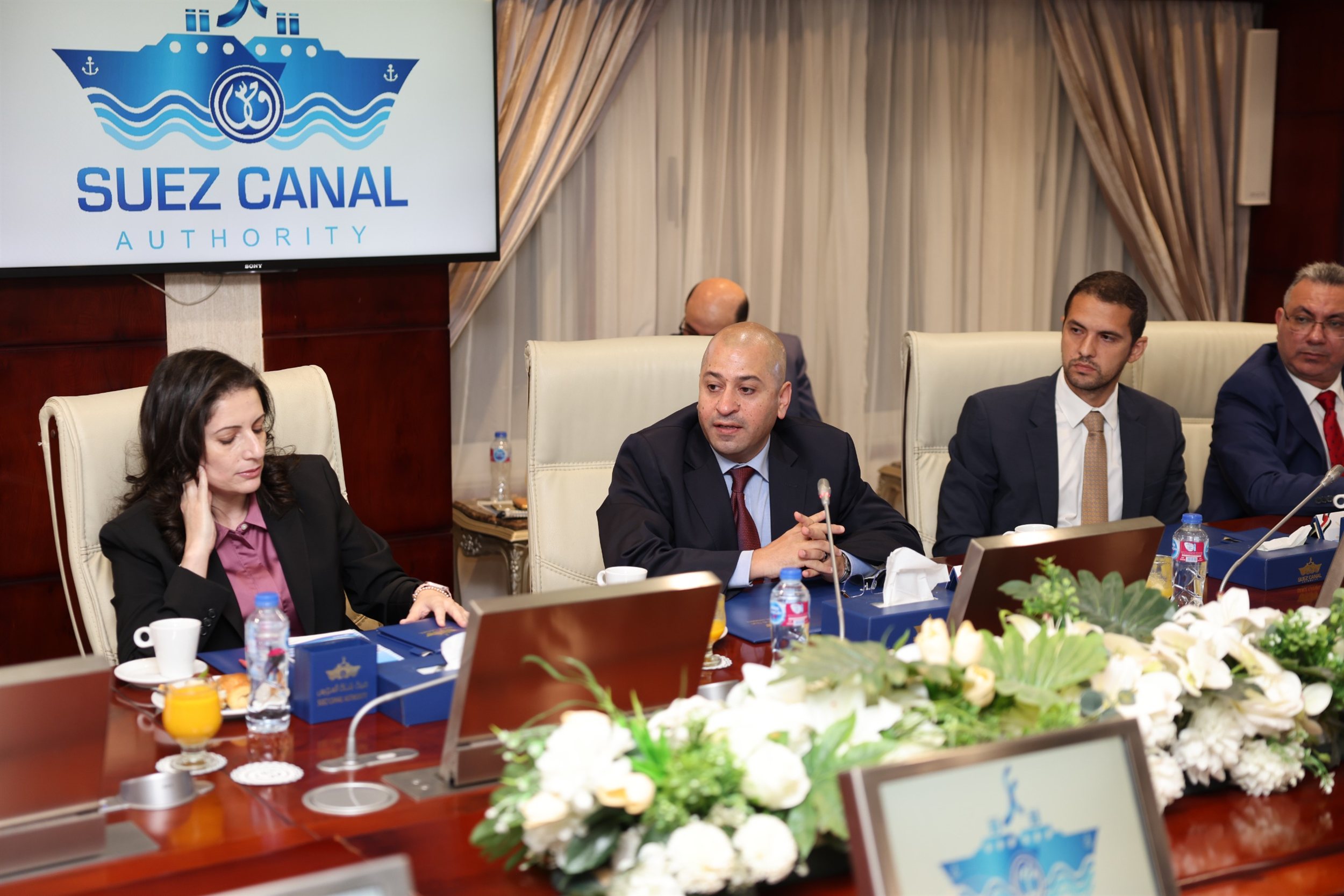 أسامة ربيع مع ممثلي 20 جهة من الخطوط والتوكيلات الملاحية