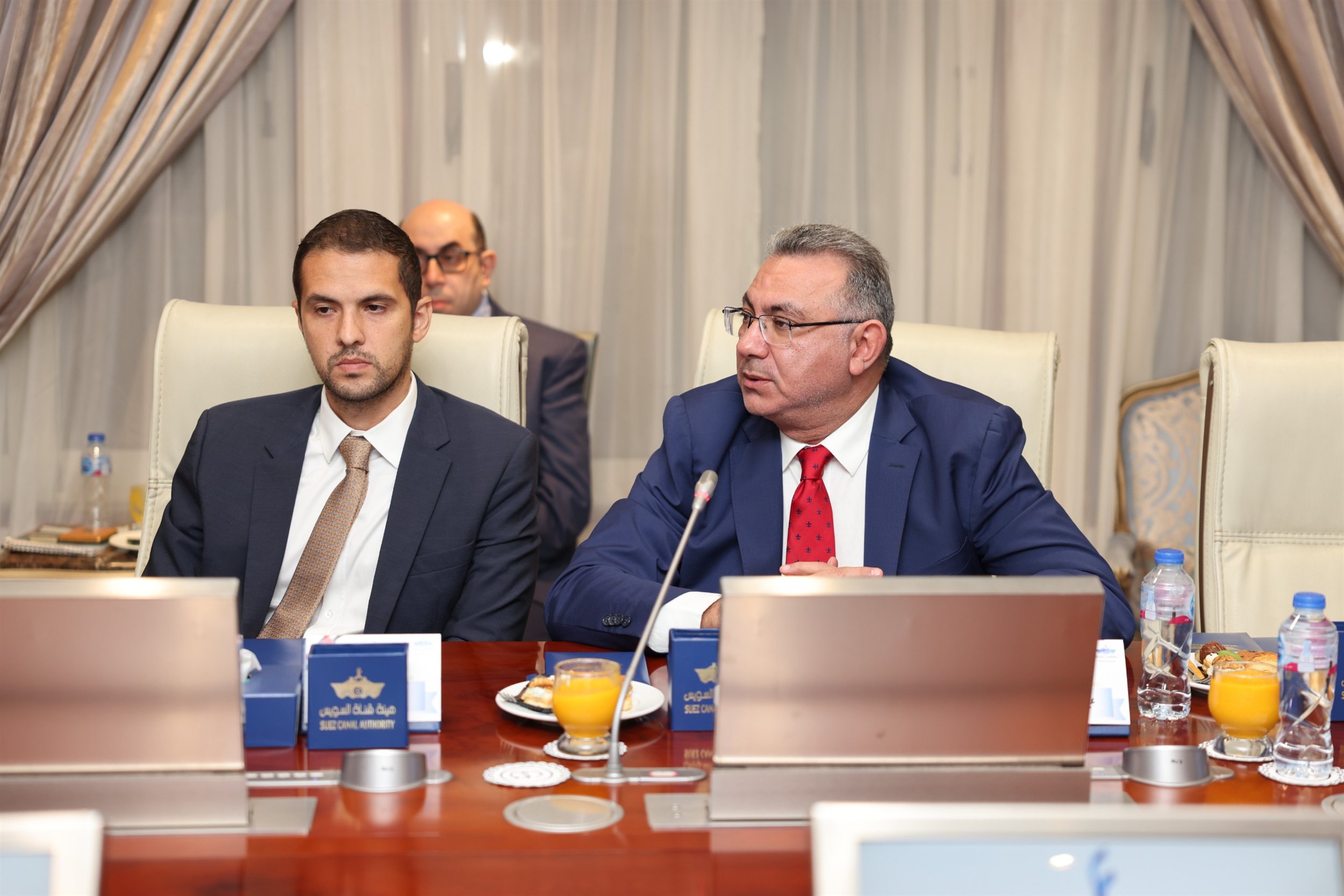 أسامة ربيع مع ممثلي 20 جهة من الخطوط والتوكيلات الملاحية