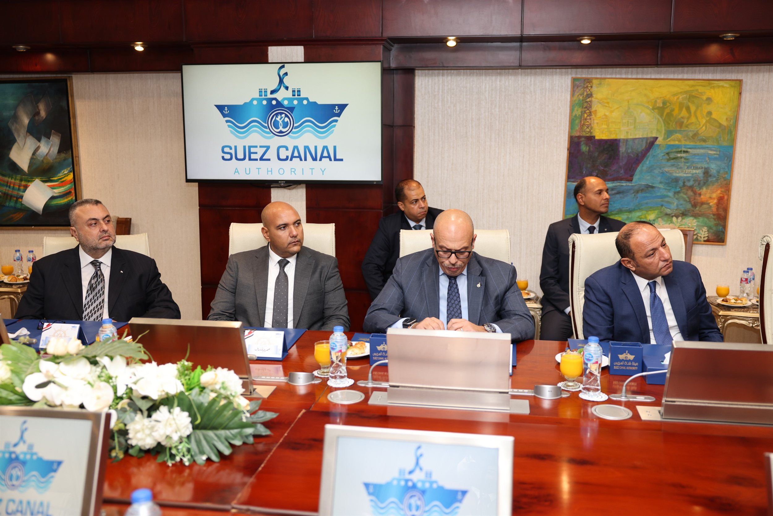 أسامة ربيع مع ممثلي 20 جهة من الخطوط والتوكيلات الملاحية