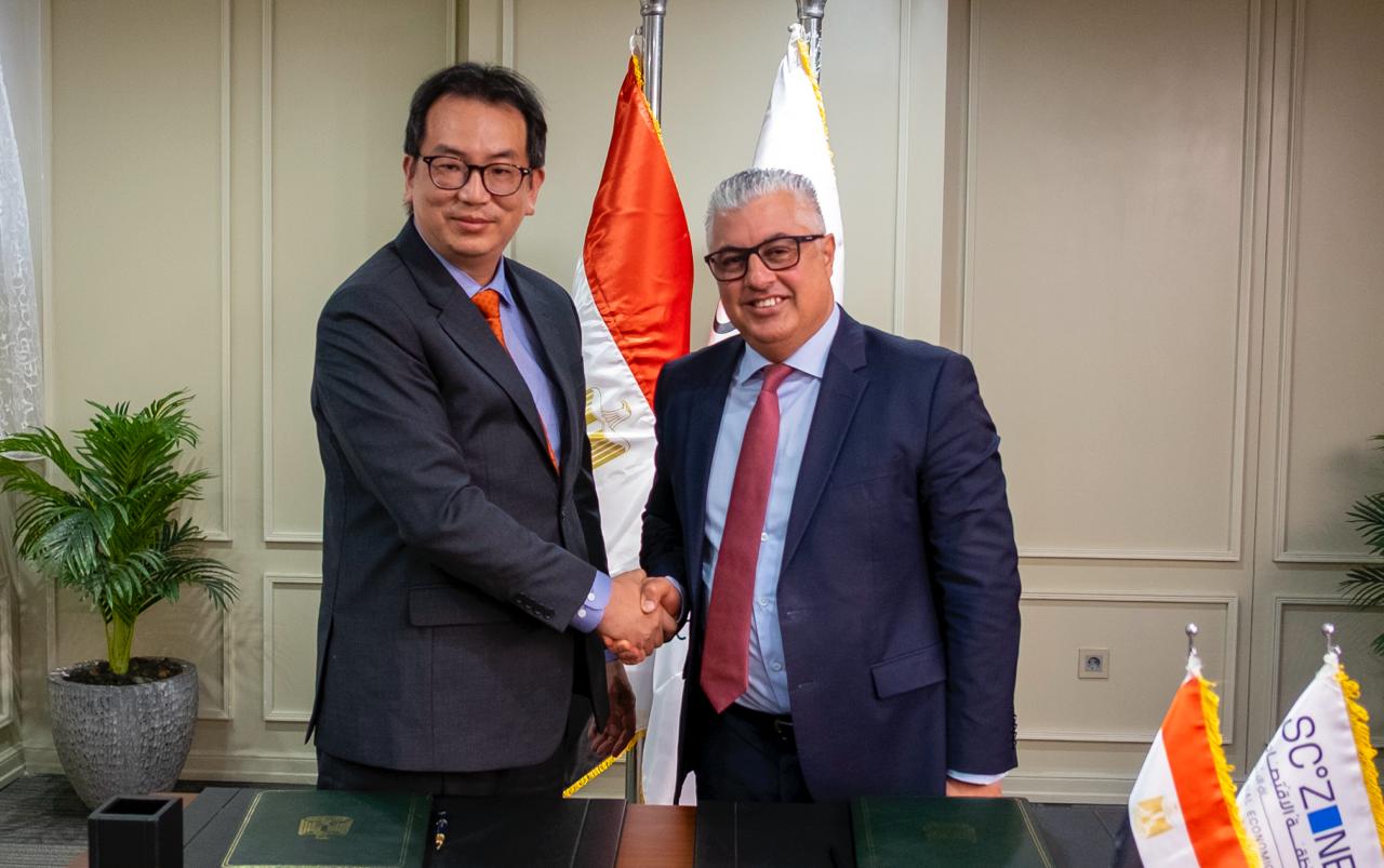 رئيس اقتصادية قناة السويس يوقع عقد مشروع إتش أند إل