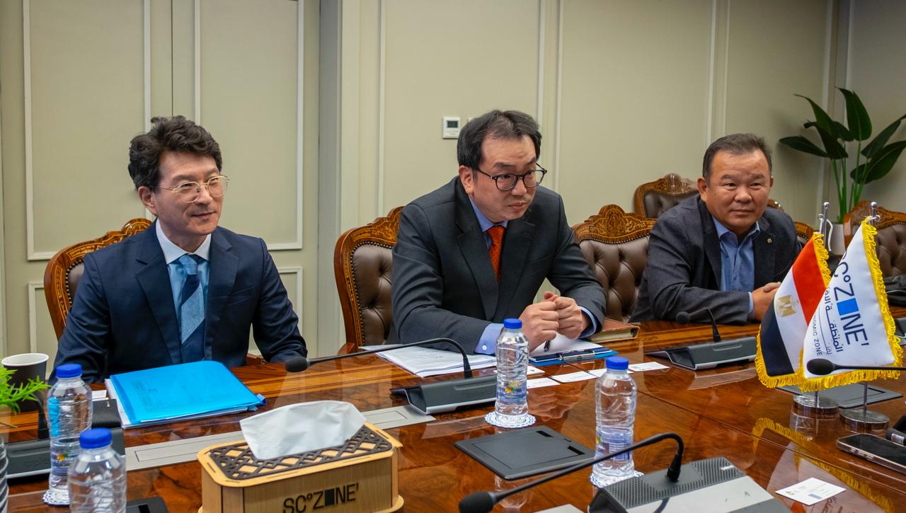 رئيس اقتصادية قناة السويس يوقع عقد مشروع إتش أند إل