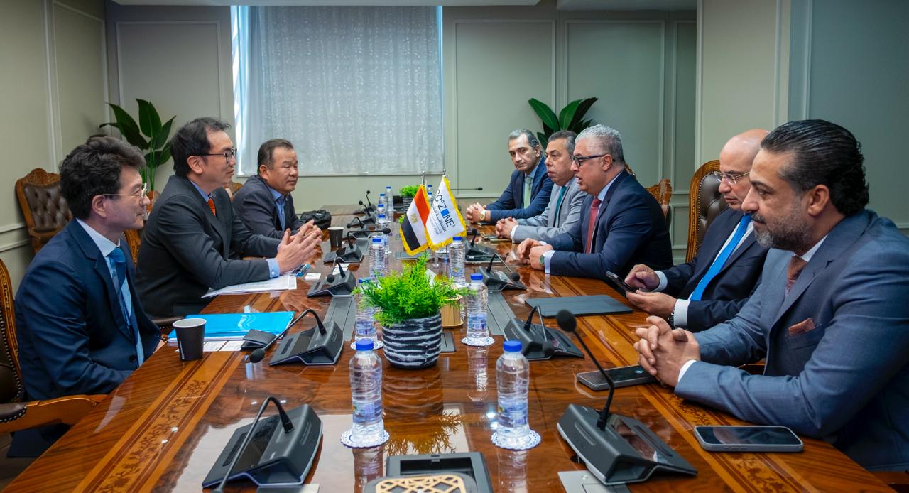 رئيس اقتصادية قناة السويس يوقع عقد مشروع إتش أند إل