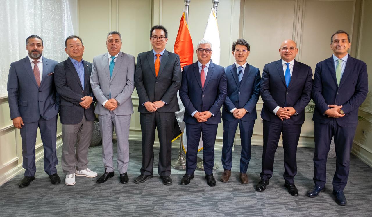 رئيس اقتصادية قناة السويس يوقع عقد مشروع إتش أند إل