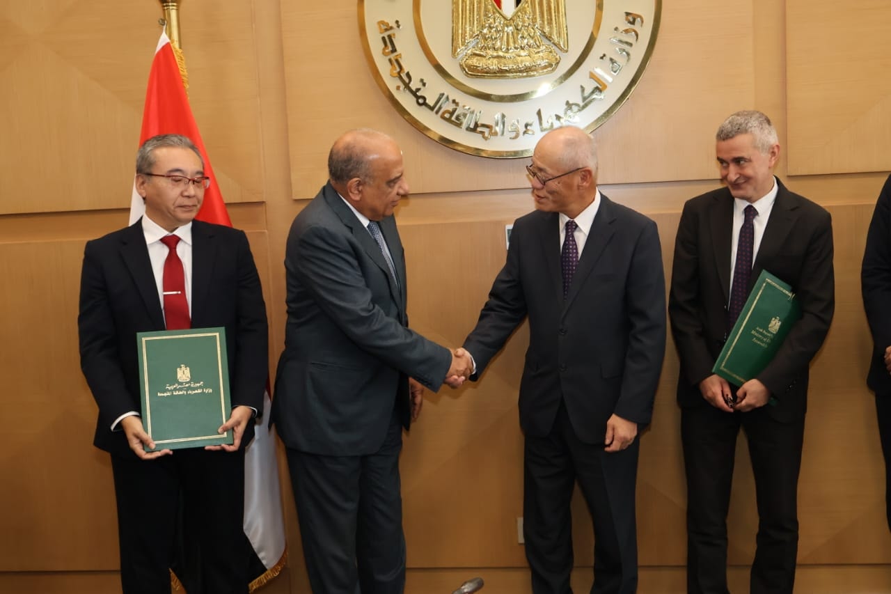 توقيع اتفاقية مشروع إنشاء محطة طاقة شمسية