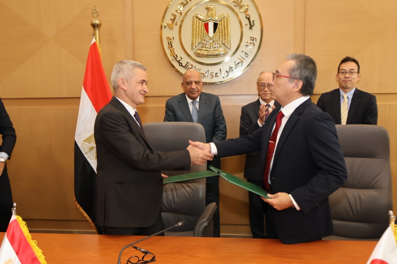 توقيع اتفاقية مشروع إنشاء محطة طاقة شمسية