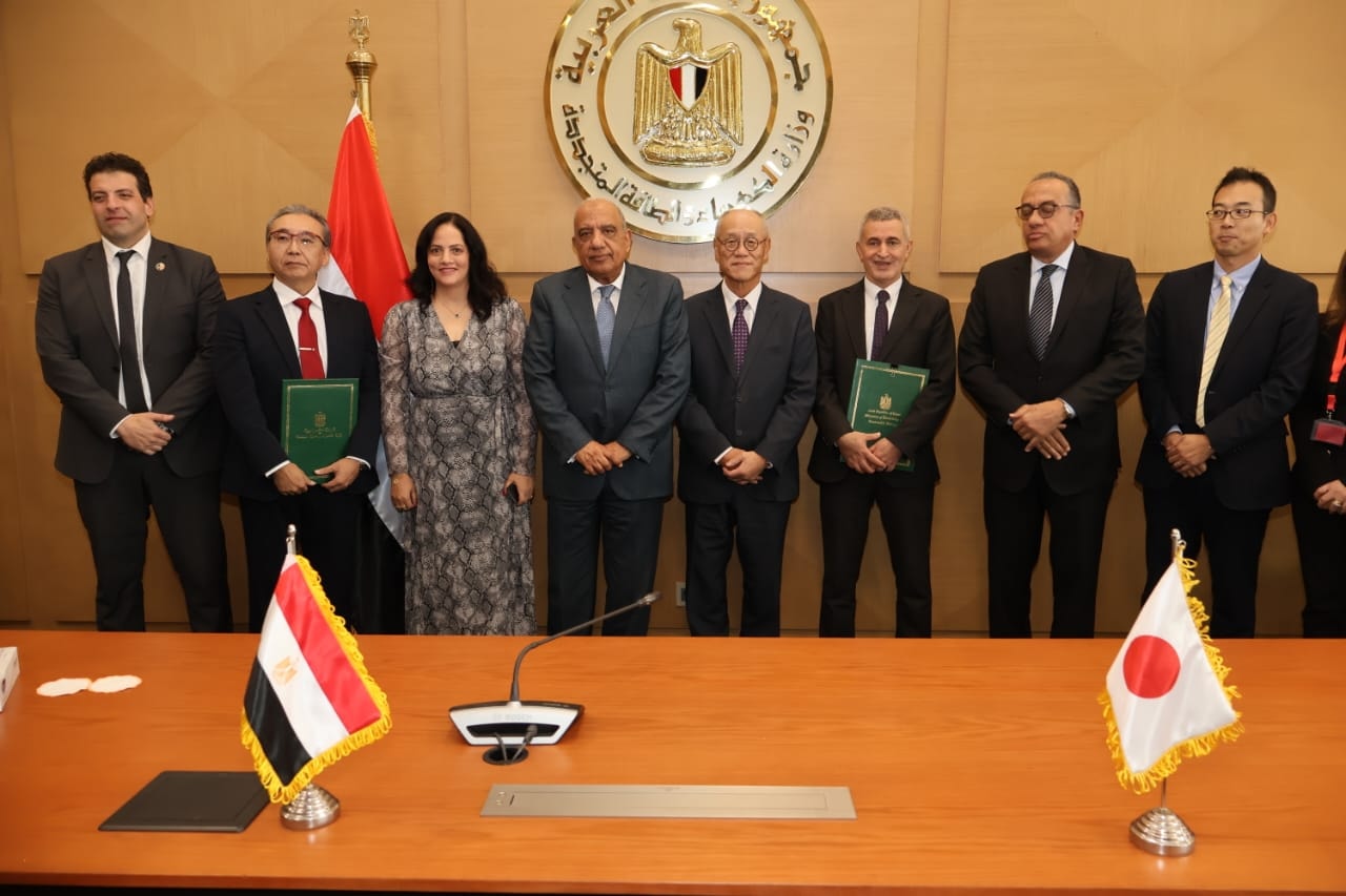 توقيع اتفاقية مشروع إنشاء محطة طاقة شمسية