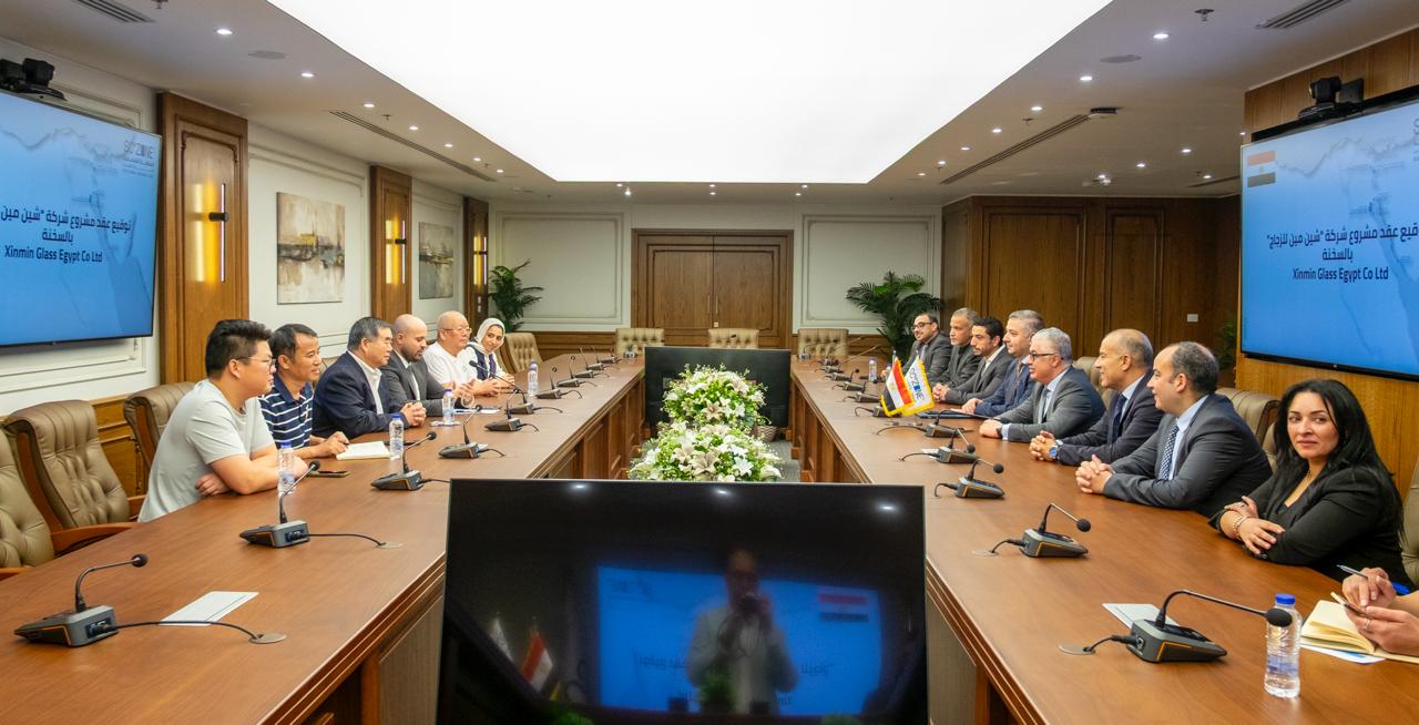 توقيع عقد مشروع بين السويدي للتنمية وشركة شين مين للزجاج