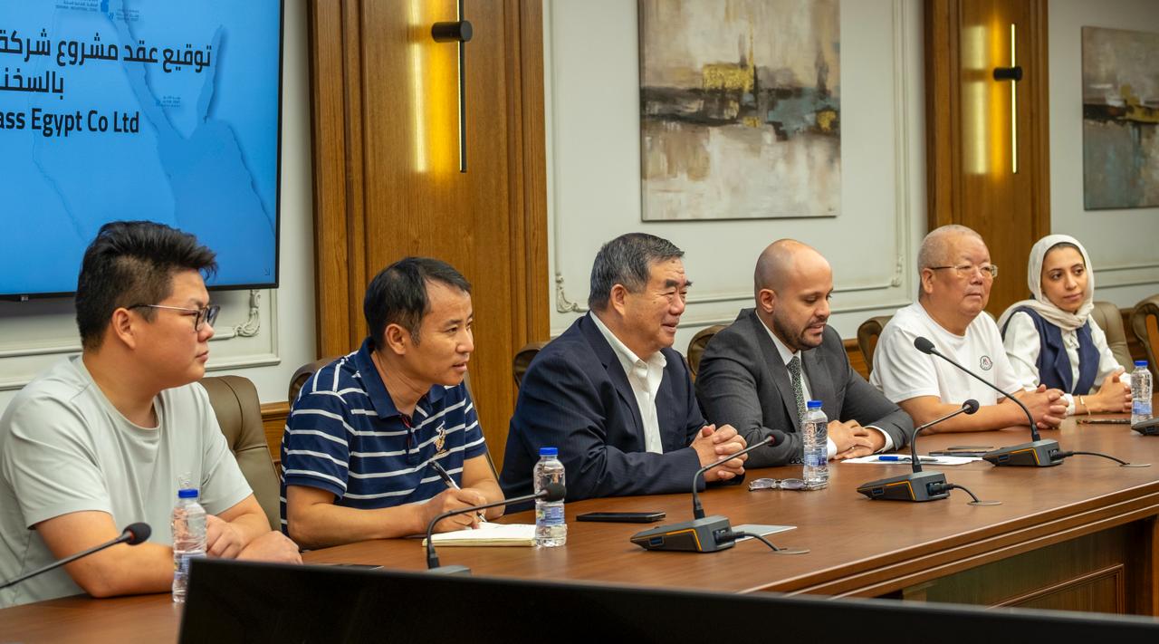 توقيع عقد مشروع بين السويدي للتنمية وشركة شين مين للزجاج