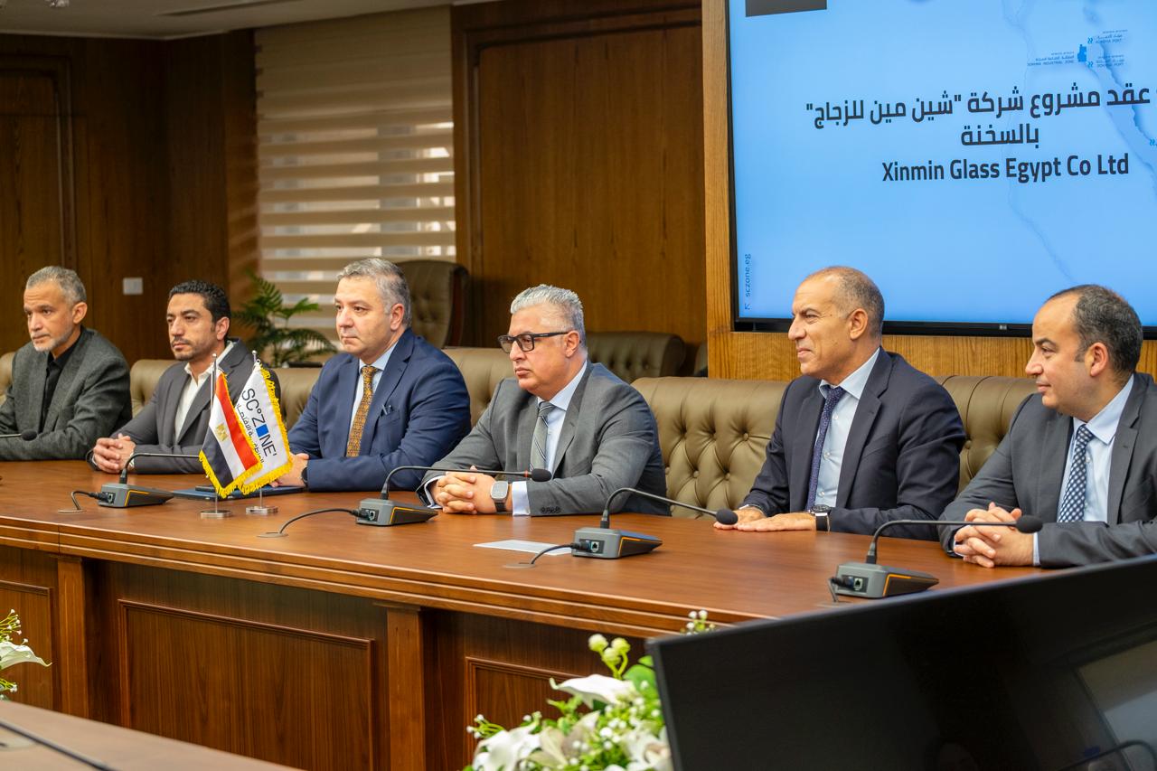 توقيع عقد مشروع بين السويدي للتنمية وشركة شين مين للزجاج