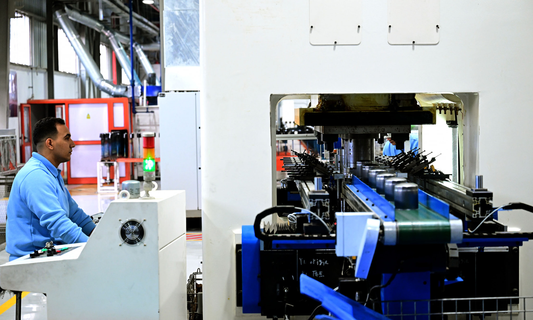 رئيس الوزراء يفتتح مصنع المنصور لتصنيع فلاتر المركبات 