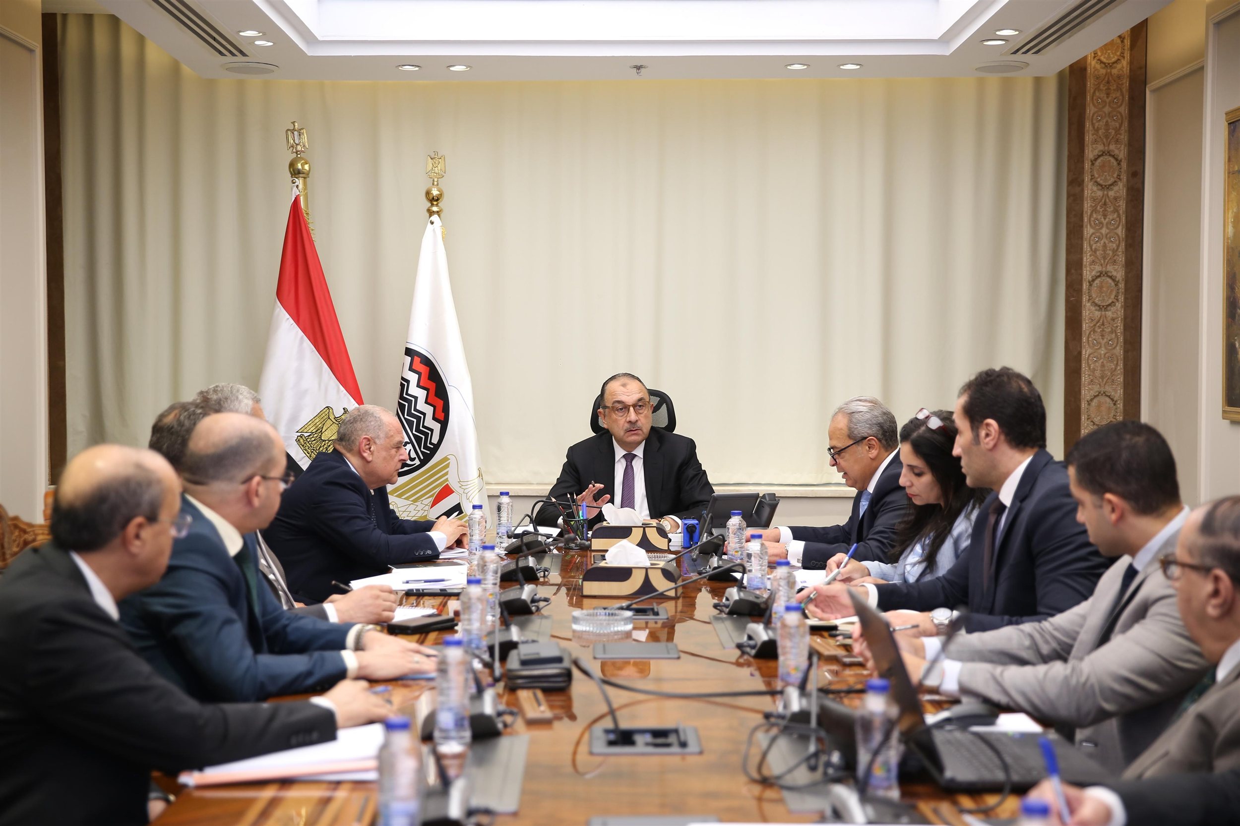 وزير قطاع الأعمال يجتمع بالرؤساء التنفيذيين للشركات القابضة