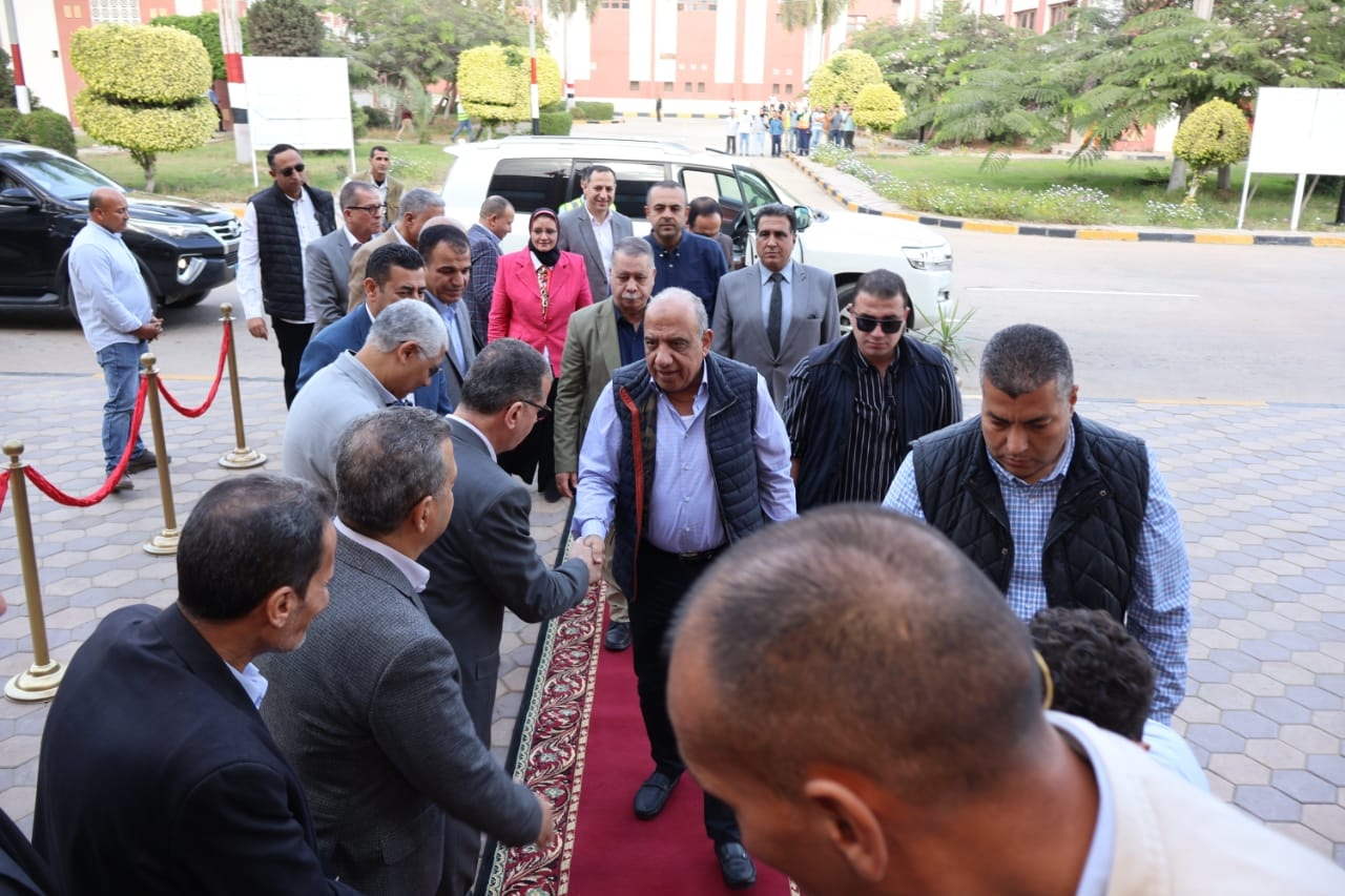 وزير الكهرباء يتفقد محطة توليد كهرباء النوبارية