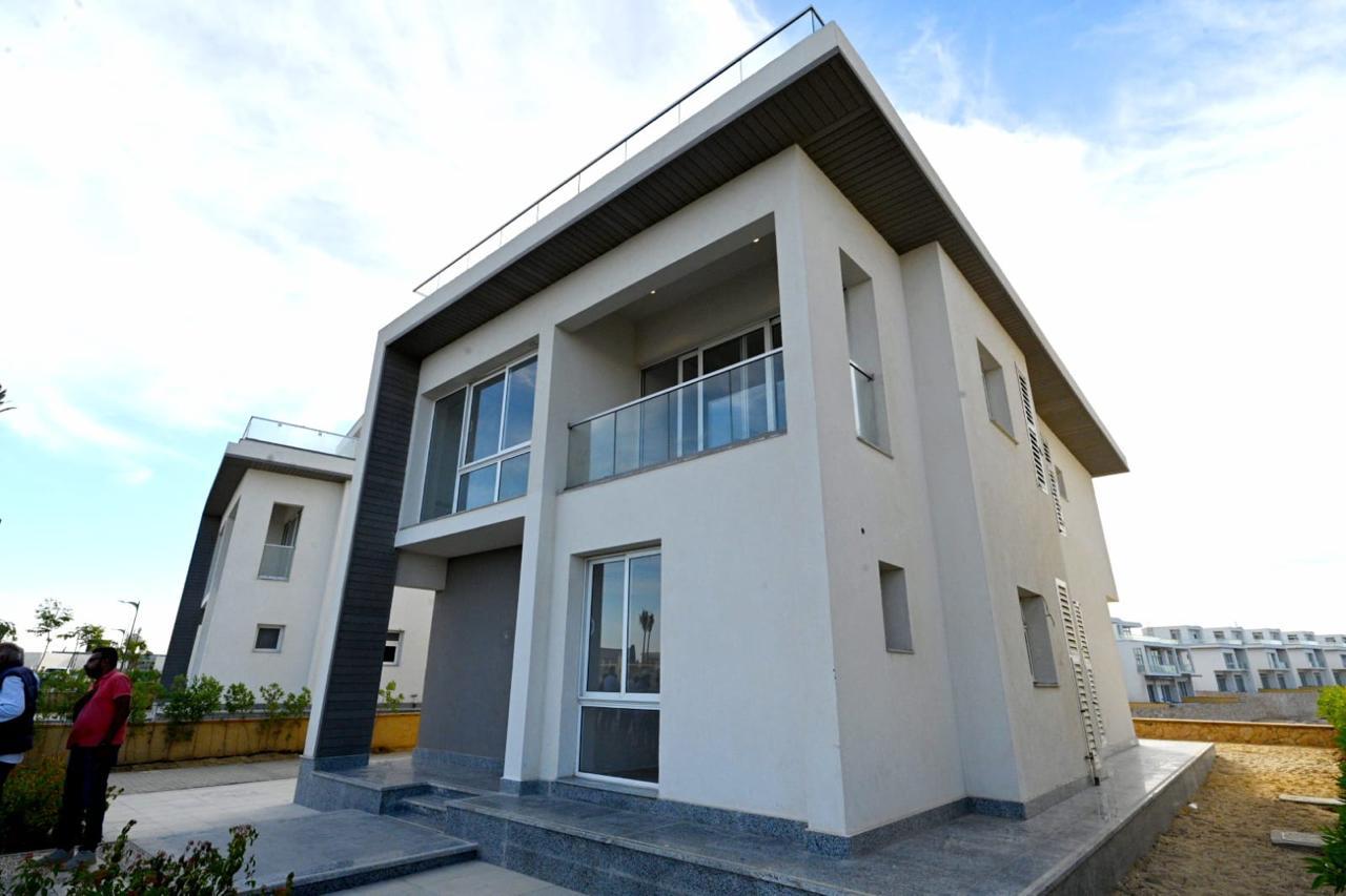 وزير الإسكان يتفقد برج LD08 وكومبوند مزارين بمدينة العلمين