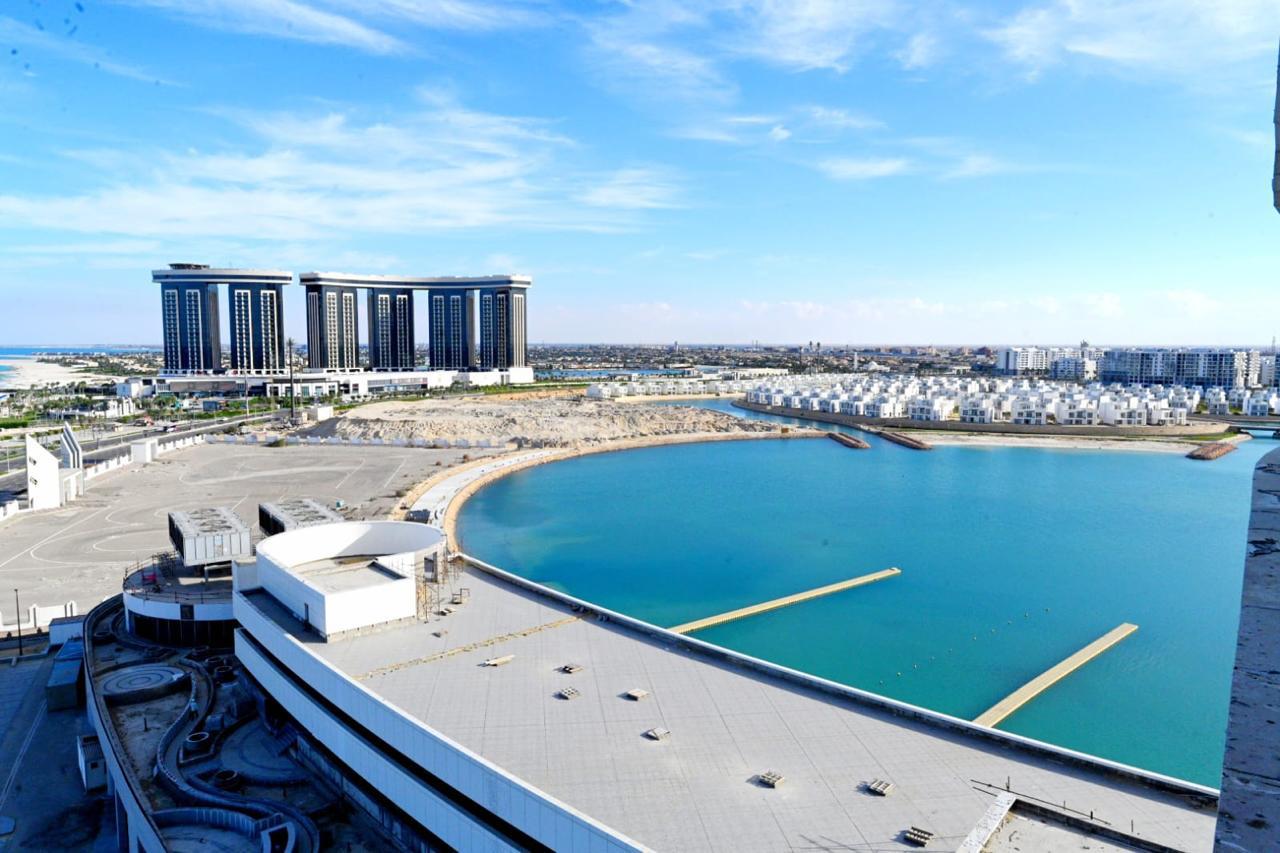 وزير الإسكان يتفقد برج LD08 وكومبوند مزارين بمدينة العلمين