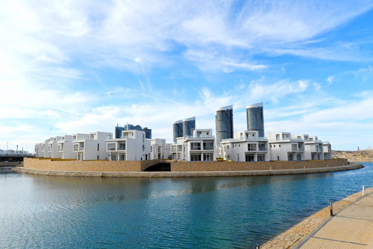 وزير الإسكان يتفقد برج LD08 وكومبوند مزارين بمدينة العلمين