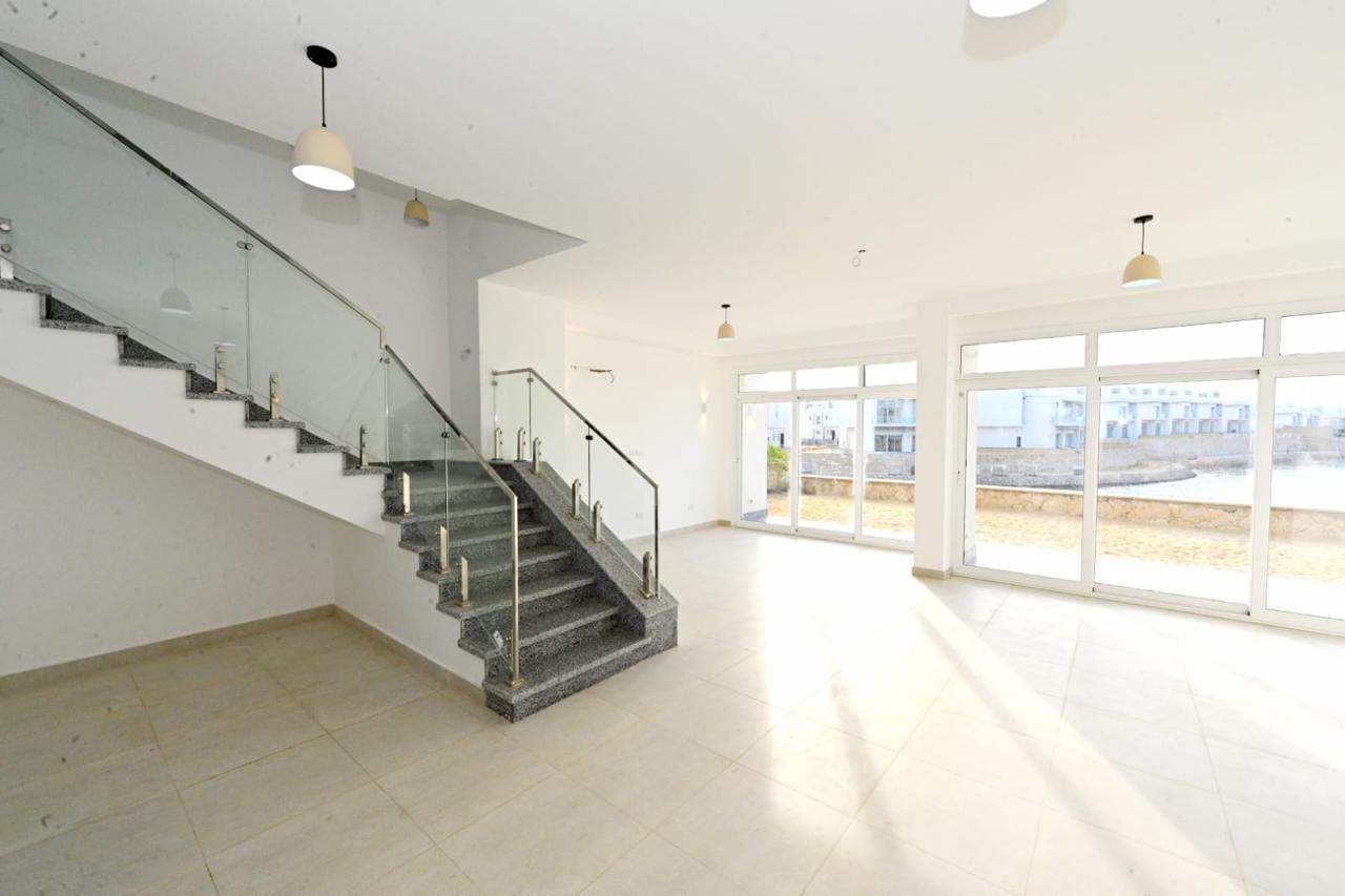 وزير الإسكان يتفقد برج LD08 وكومبوند مزارين بمدينة العلمين