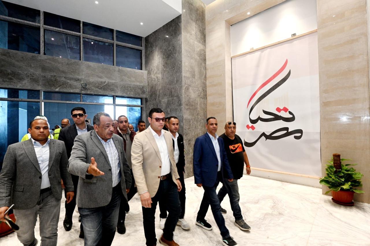 وزير الإسكان يتفقد برج LD08 وكومبوند مزارين بمدينة العلمين