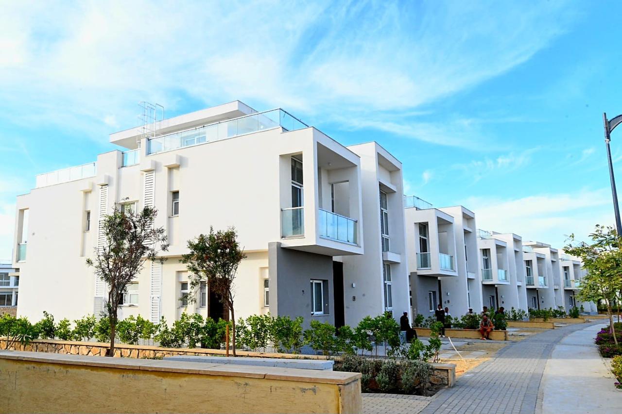 وزير الإسكان يتفقد برج LD08 وكومبوند مزارين بمدينة العلمين