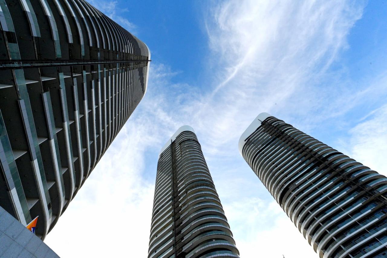 وزير الإسكان يتفقد برج LD08 وكومبوند مزارين بمدينة العلمين