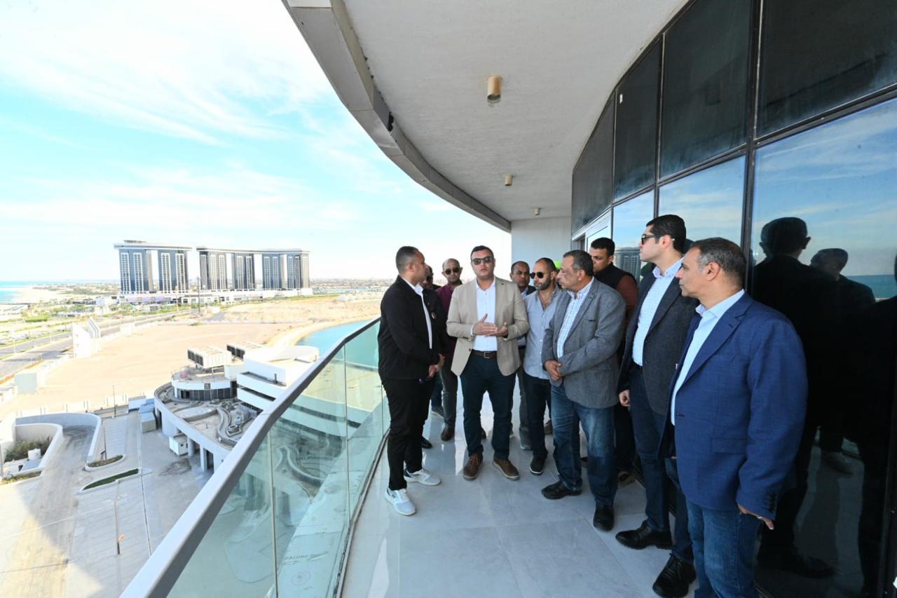 وزير الإسكان يتفقد برج LD08 وكومبوند مزارين بمدينة العلمين