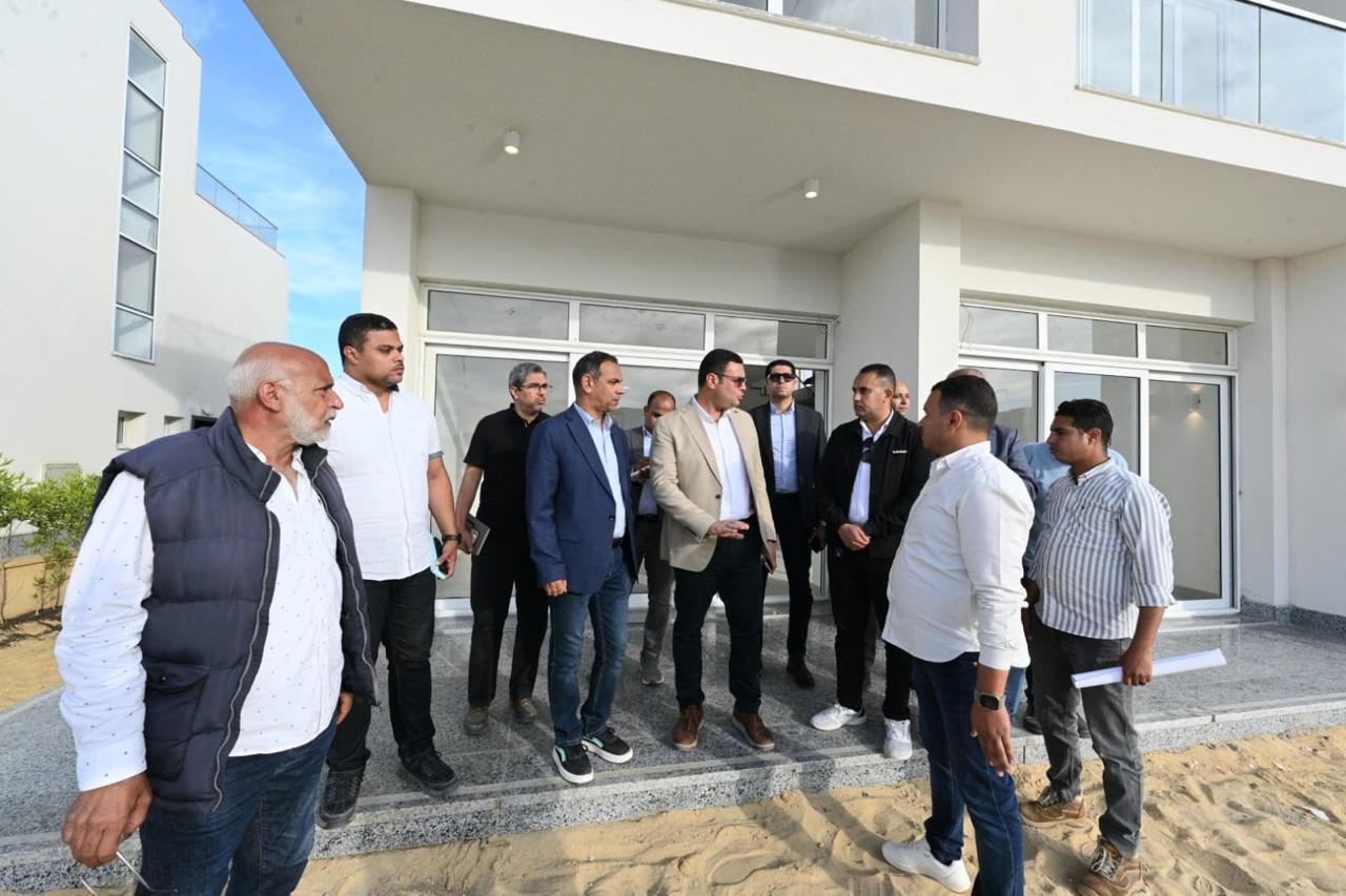 وزير الإسكان يتفقد برج LD08 وكومبوند مزارين بمدينة العلمين