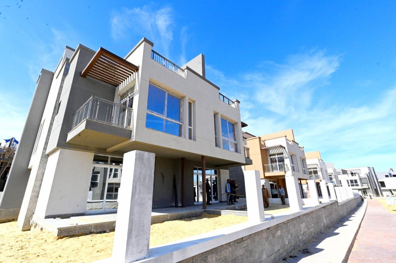 وزير الإسكان يتفقد مشروع مارينا 8 