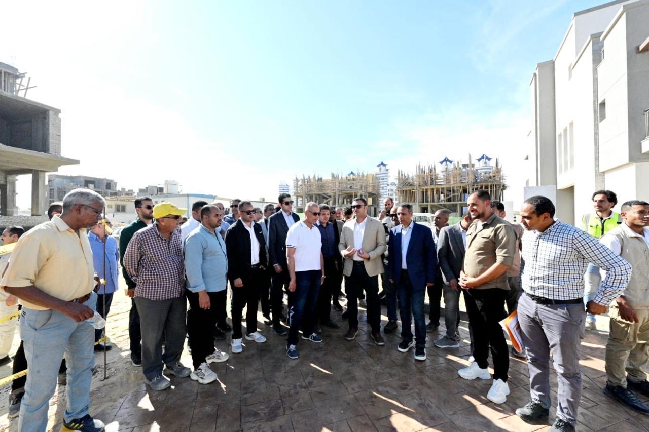 وزير الإسكان يتفقد مشروع مارينا 8 
