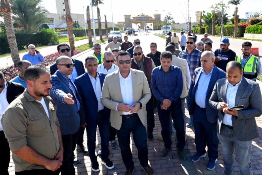 وزير الإسكان يتفقد مشروع مارينا 8 