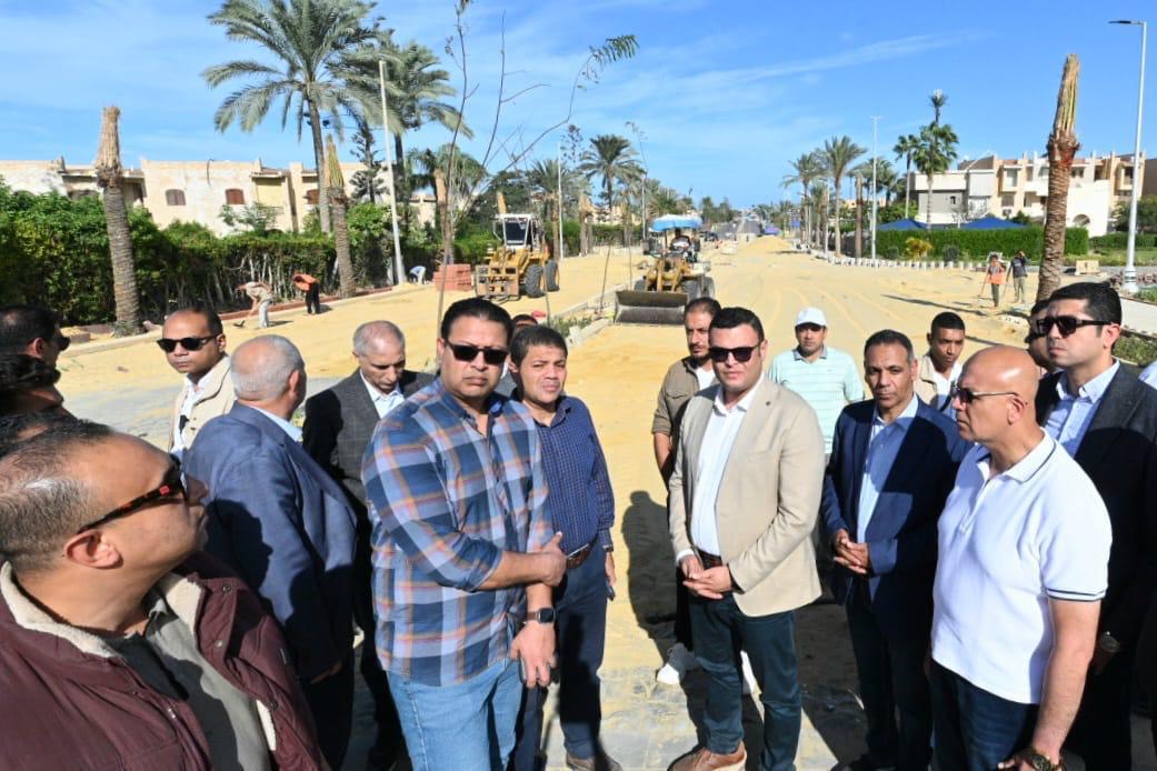 وزير الإسكان يتفقد مشروع مارينا 8 