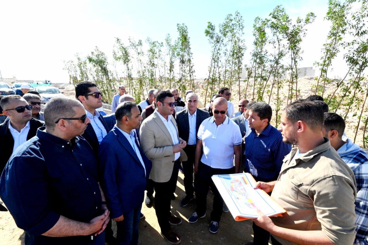 وزير الإسكان يتفقد مشروع مارينا 8 