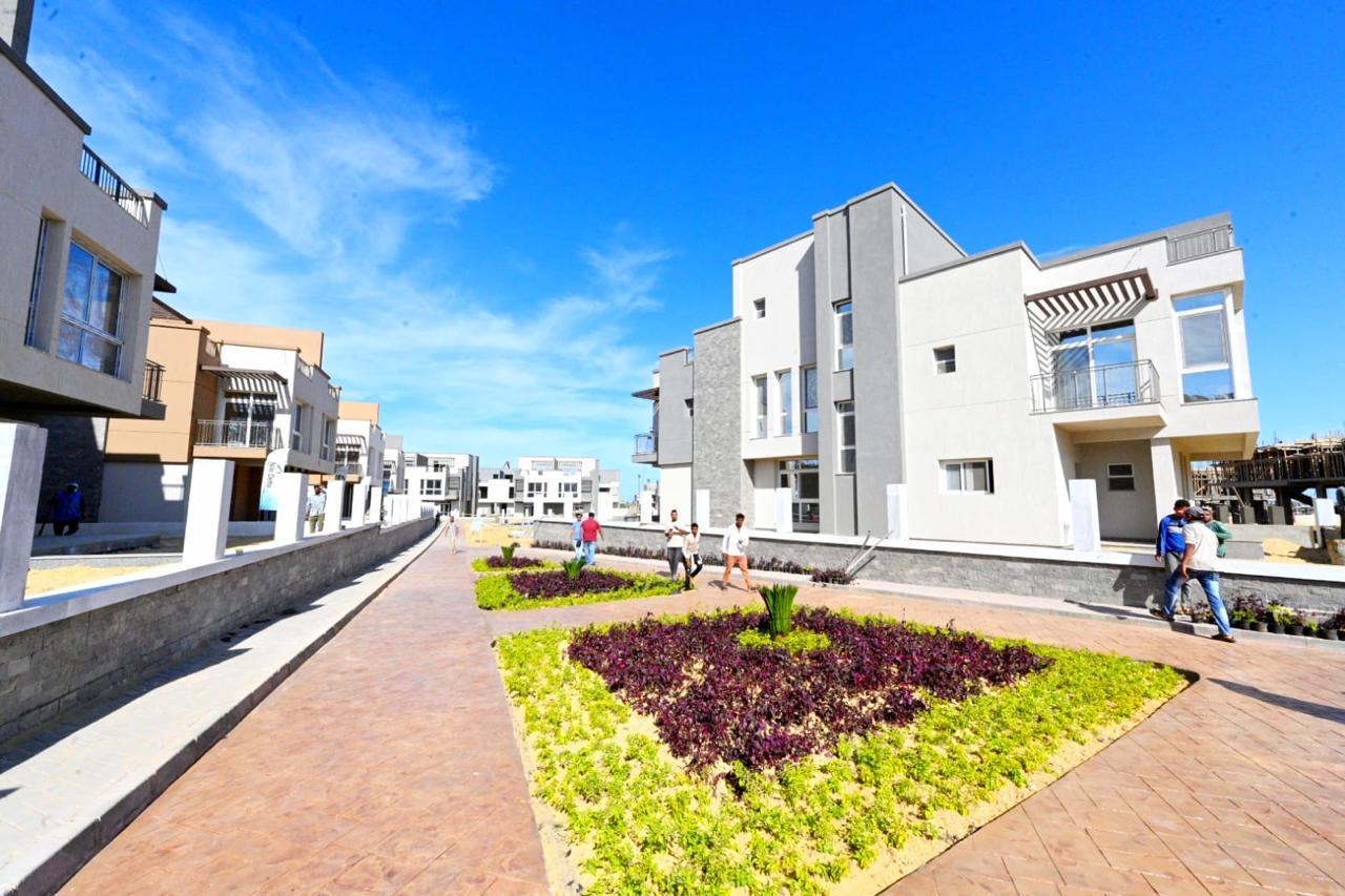 وزير الإسكان يتفقد مشروع مارينا 8 