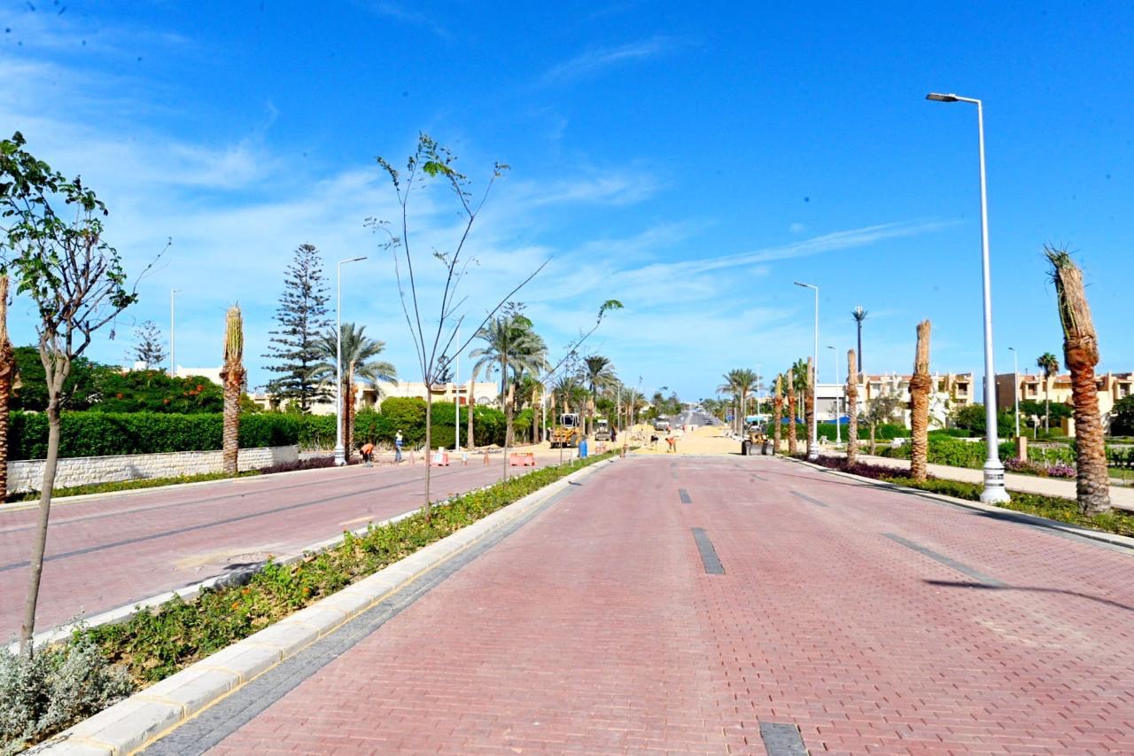 وزير الإسكان يتفقد مشروع مارينا 8 