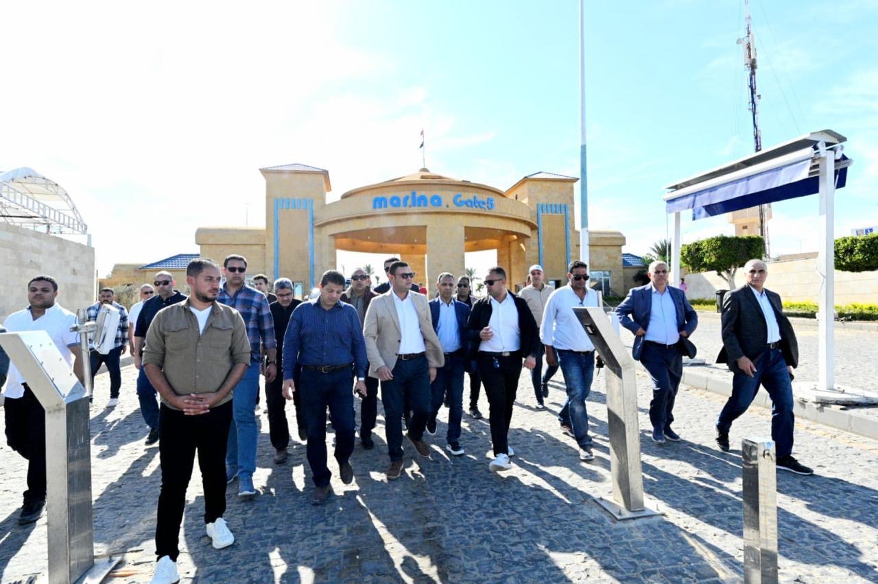 وزير الإسكان يتفقد مشروع مارينا 8 