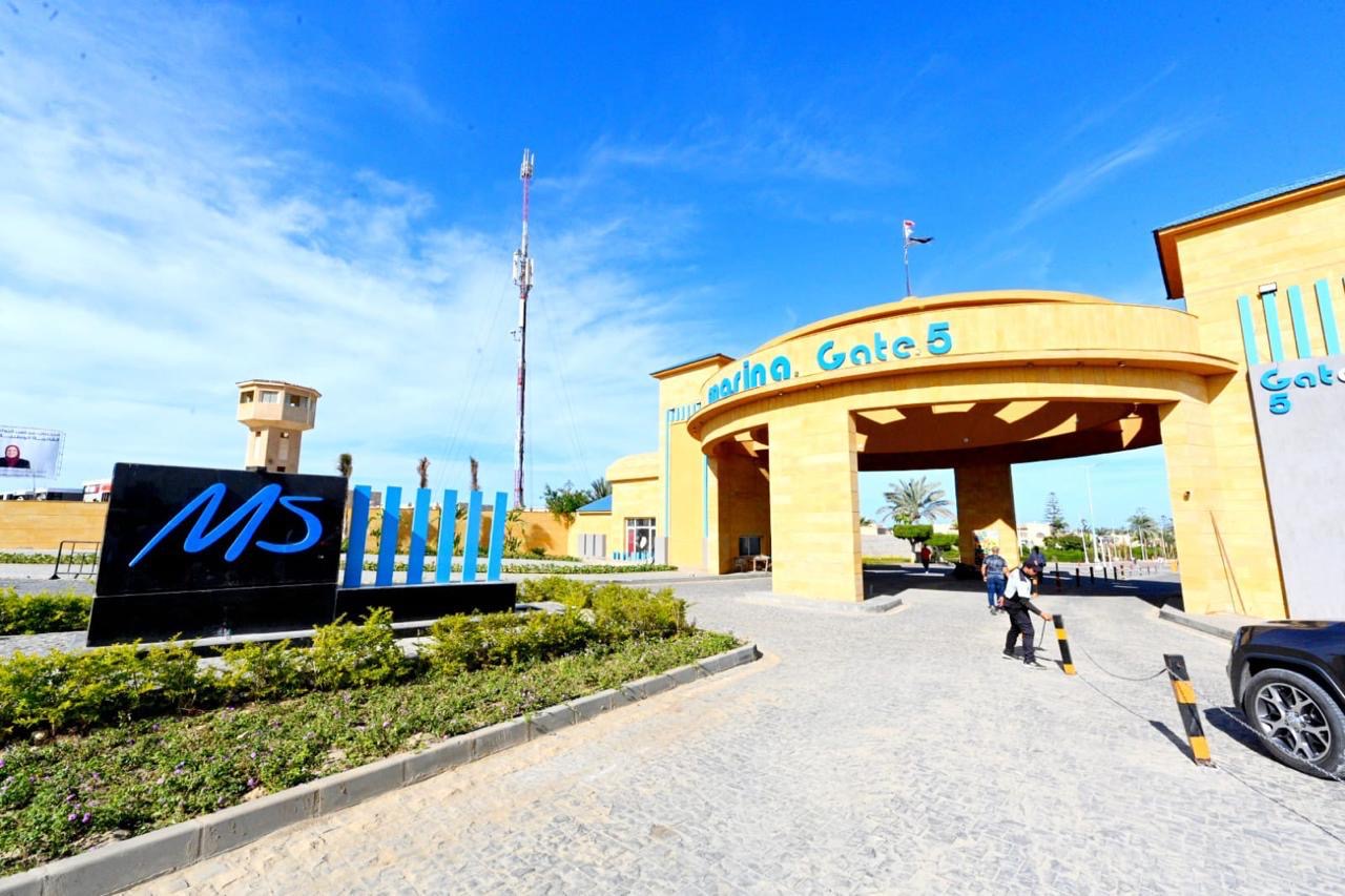 وزير الإسكان يتفقد مشروع مارينا 8 