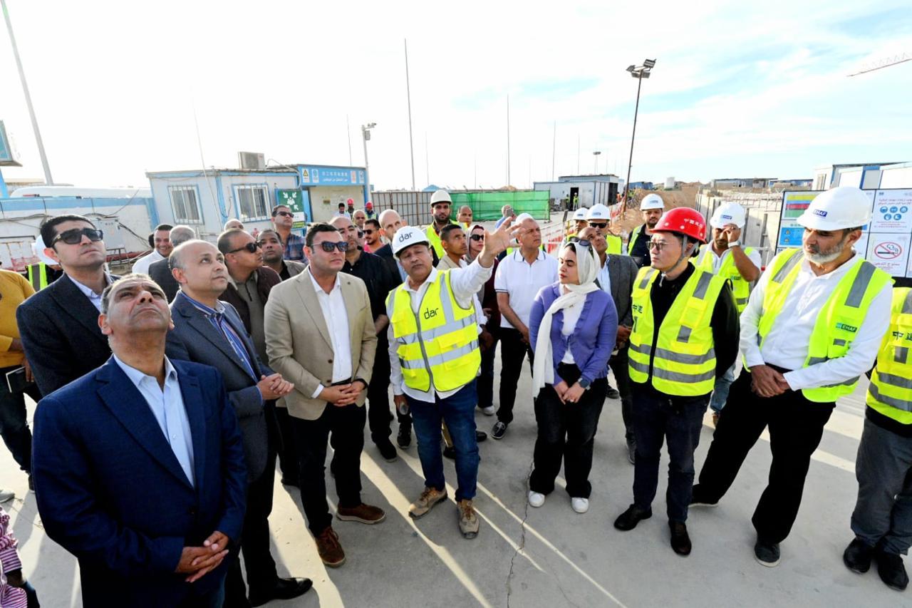 وزير الإسكان يتابع موقف تنفيذ أبراج الداون تاون