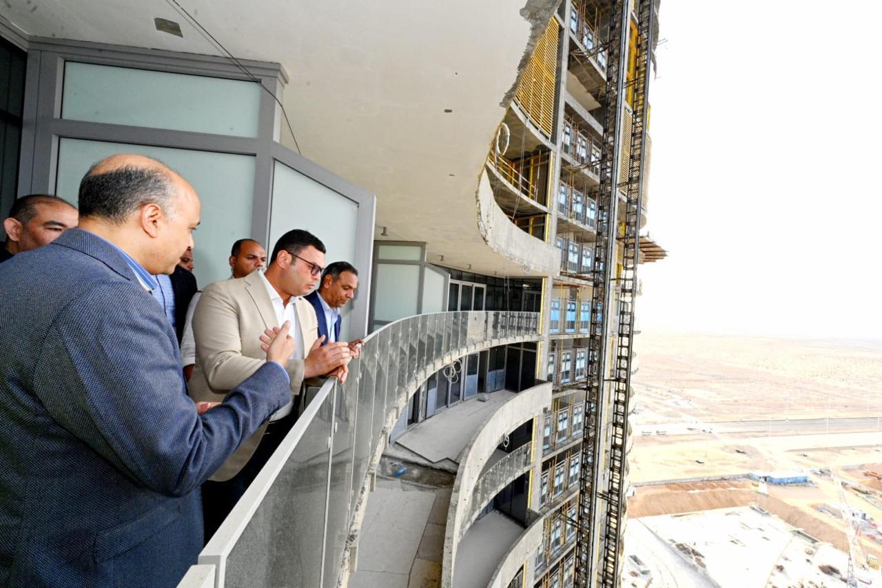 وزير الإسكان يتابع موقف تنفيذ أبراج الداون تاون