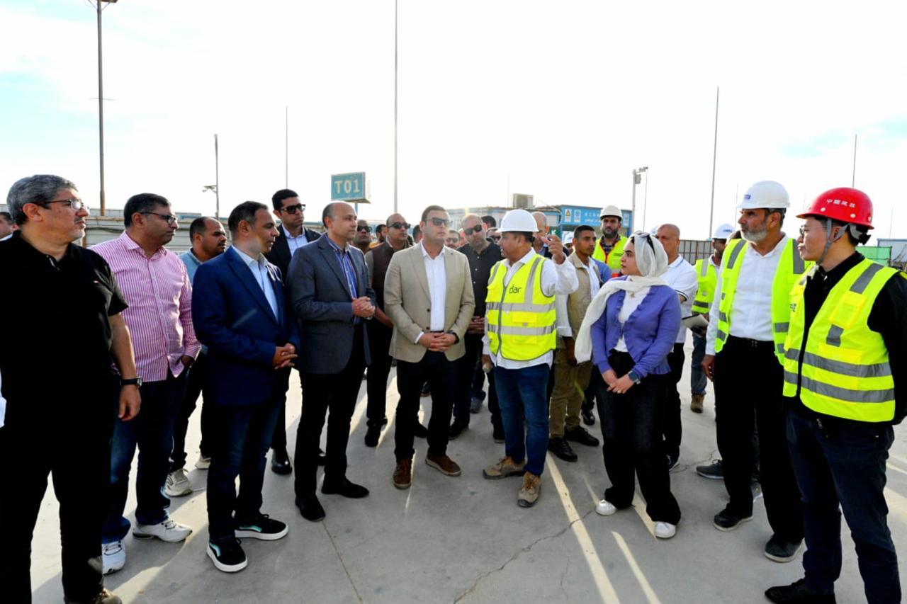 وزير الإسكان يتابع موقف تنفيذ أبراج الداون تاون