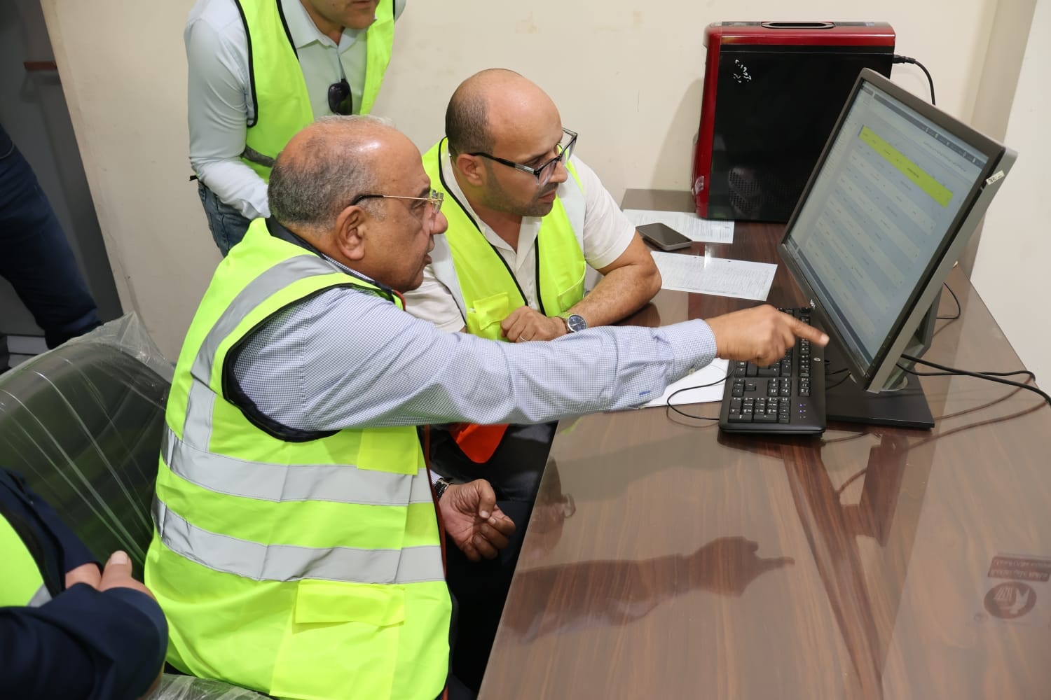 وزير الكهرباء يجتمع برؤساء شركات المصرية لنقل الكهرباء