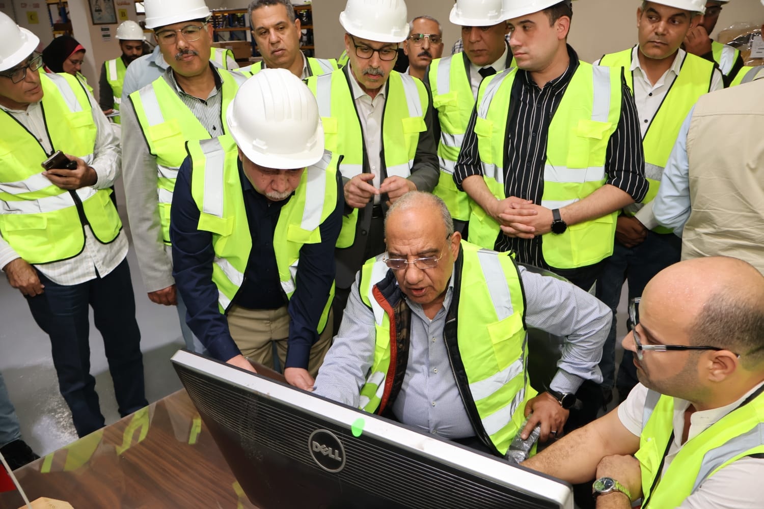 وزير الكهرباء يجتمع برؤساء شركات المصرية لنقل الكهرباء