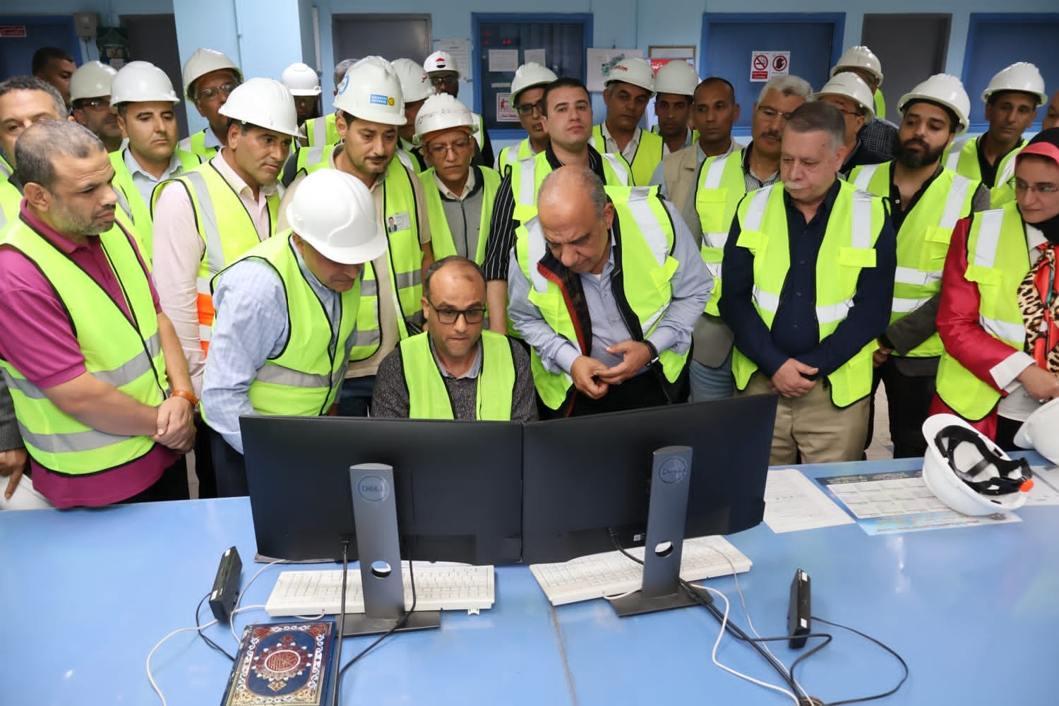 وزير الكهرباء يجتمع برؤساء شركات المصرية لنقل الكهرباء