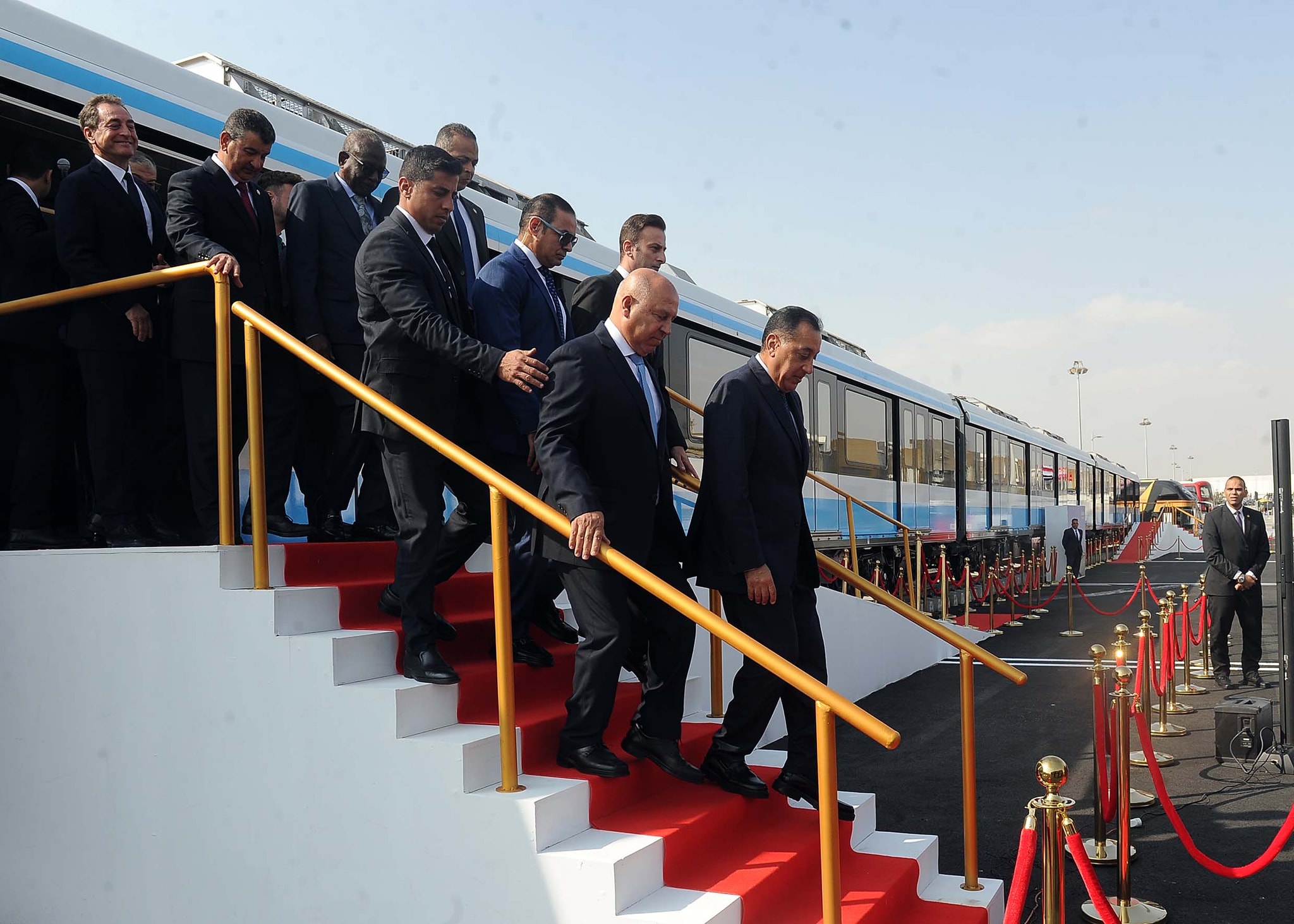 رئيس الوزراء يعلن بدء التشغيل التجريبي للقطار الكهربائي