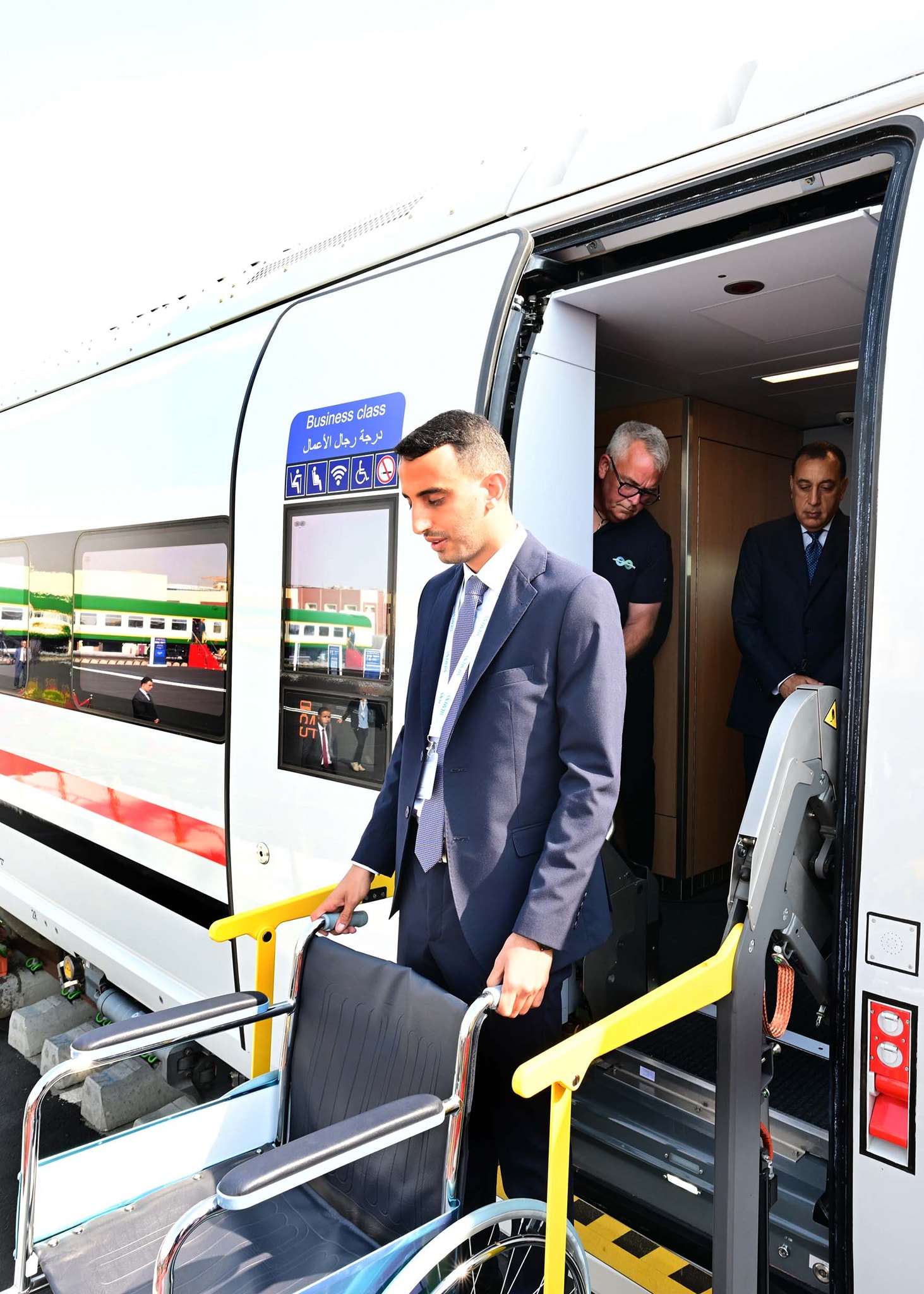 رئيس الوزراء يعلن بدء التشغيل التجريبي للقطار الكهربائي