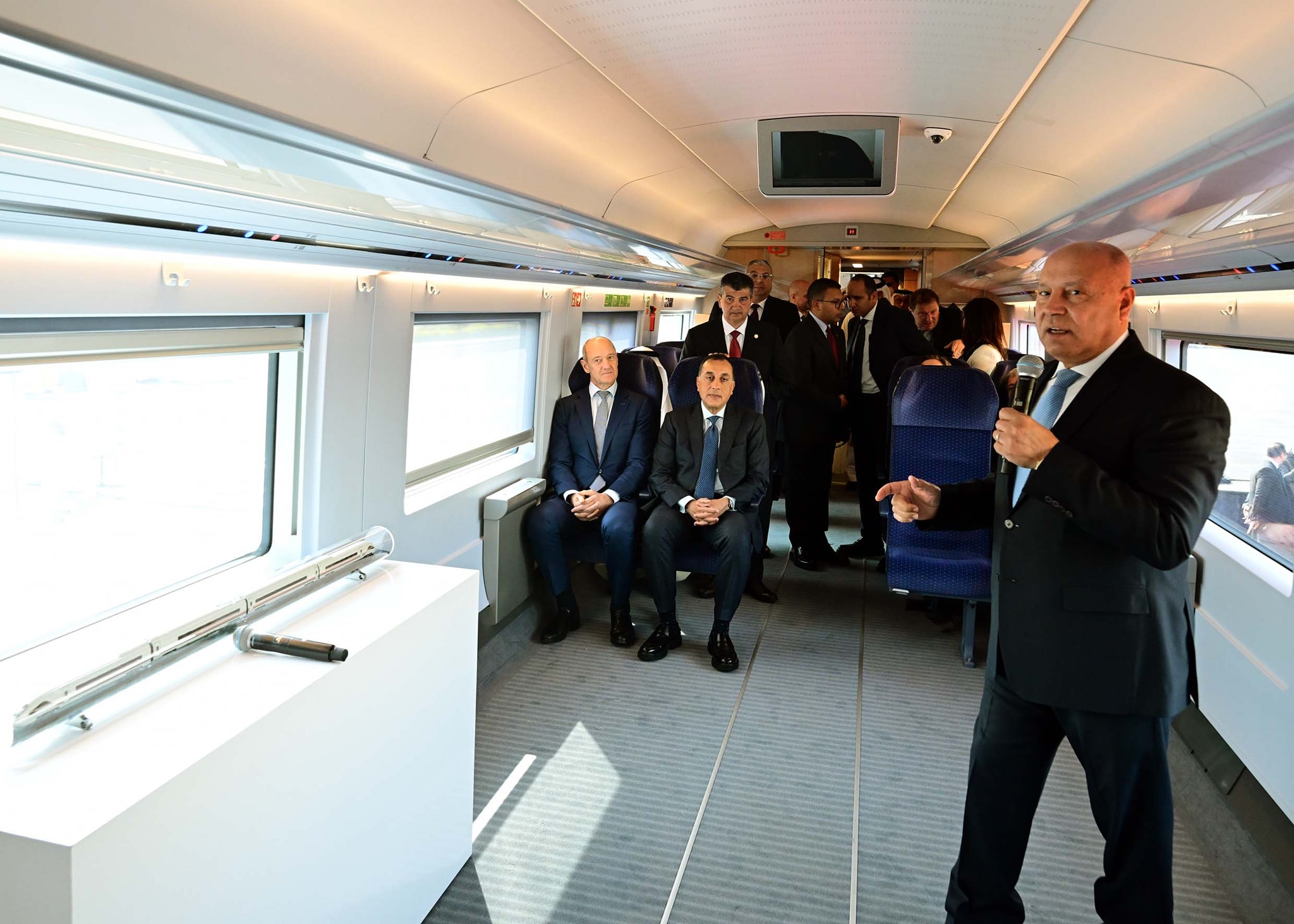 رئيس الوزراء يعلن بدء التشغيل التجريبي للقطار الكهربائي