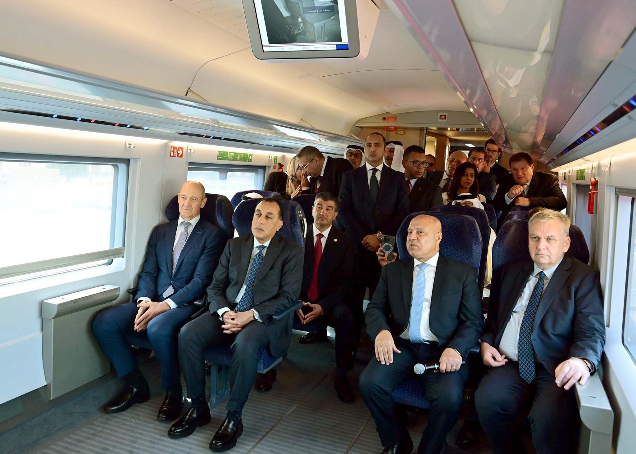 رئيس الوزراء يعلن بدء التشغيل التجريبي للقطار الكهربائي