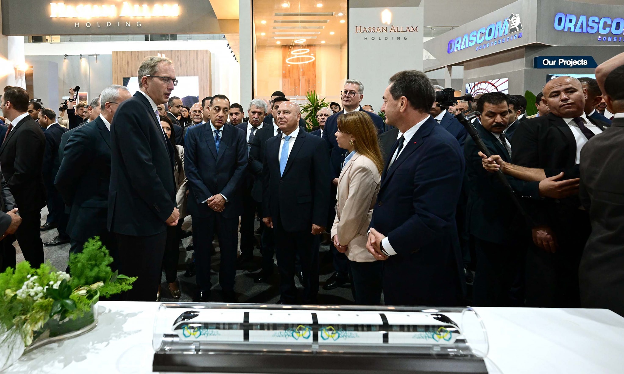 رئيس الوزراء يعلن بدء التشغيل التجريبي للقطار الكهربائي